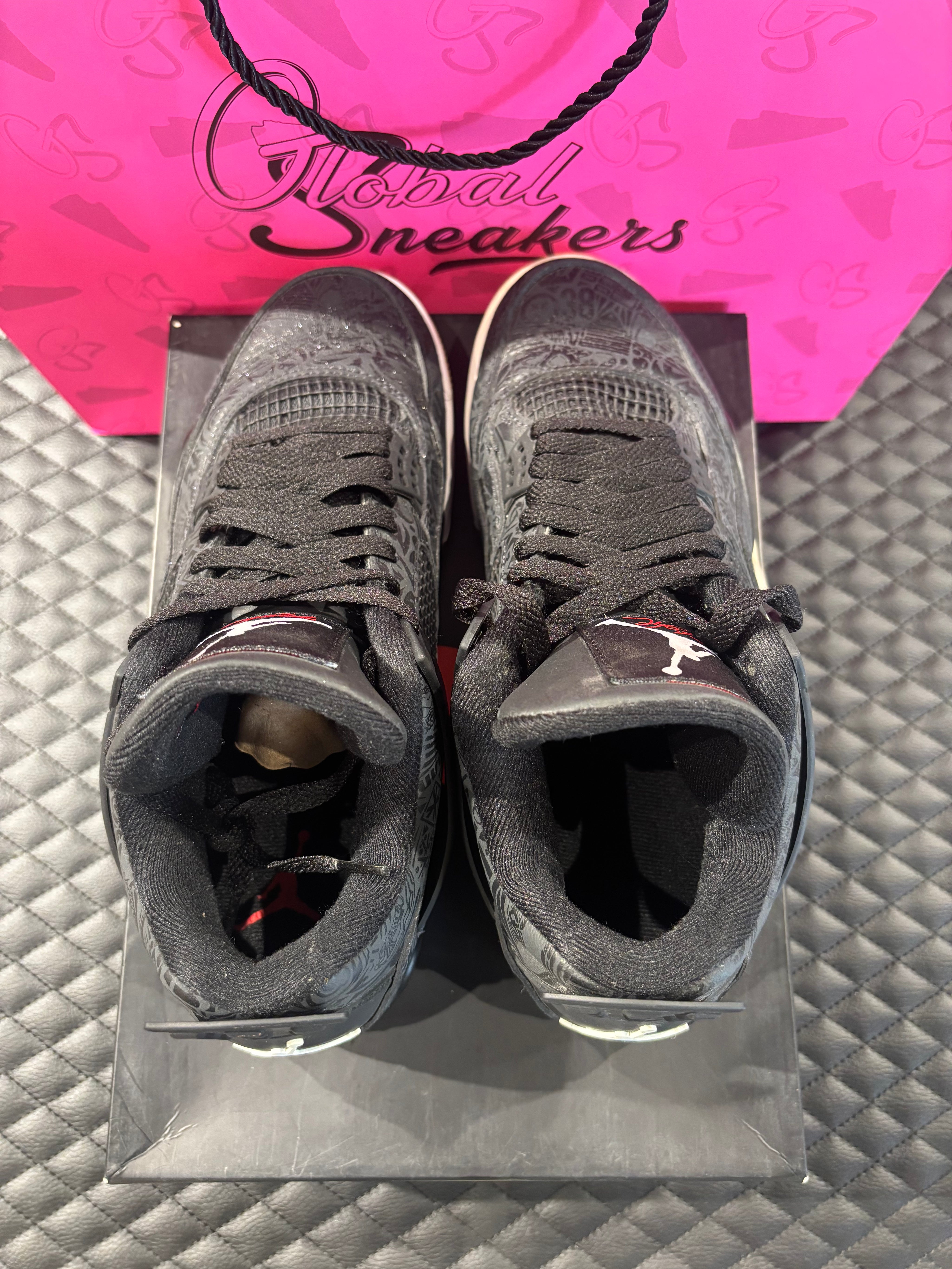 Jordan 4 Rétro Laser noir et gomme d’occasion en état 9/10, cuir noir gravé au laser, semelle gomme, sneaker avec boîte.