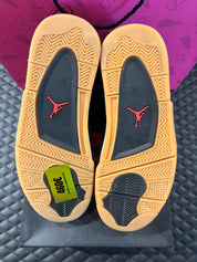 Jordan 4 Rétro Laser noir et gomme d’occasion en état 9/10, cuir noir gravé au laser, semelle gomme, sneaker avec boîte.