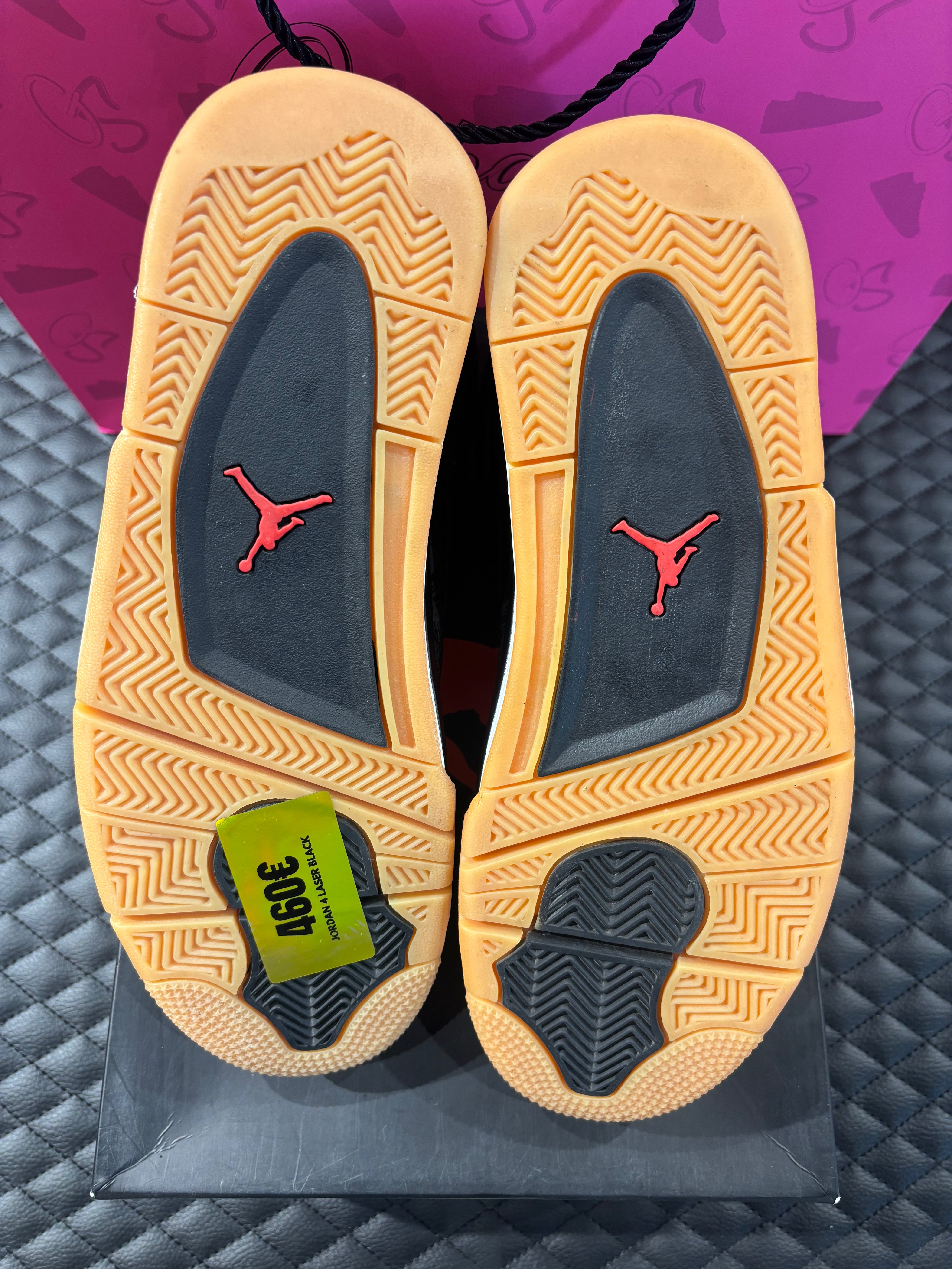 Jordan 4 Rétro Laser noir et gomme d’occasion en état 9/10, cuir noir gravé au laser, semelle gomme, sneaker avec boîte.