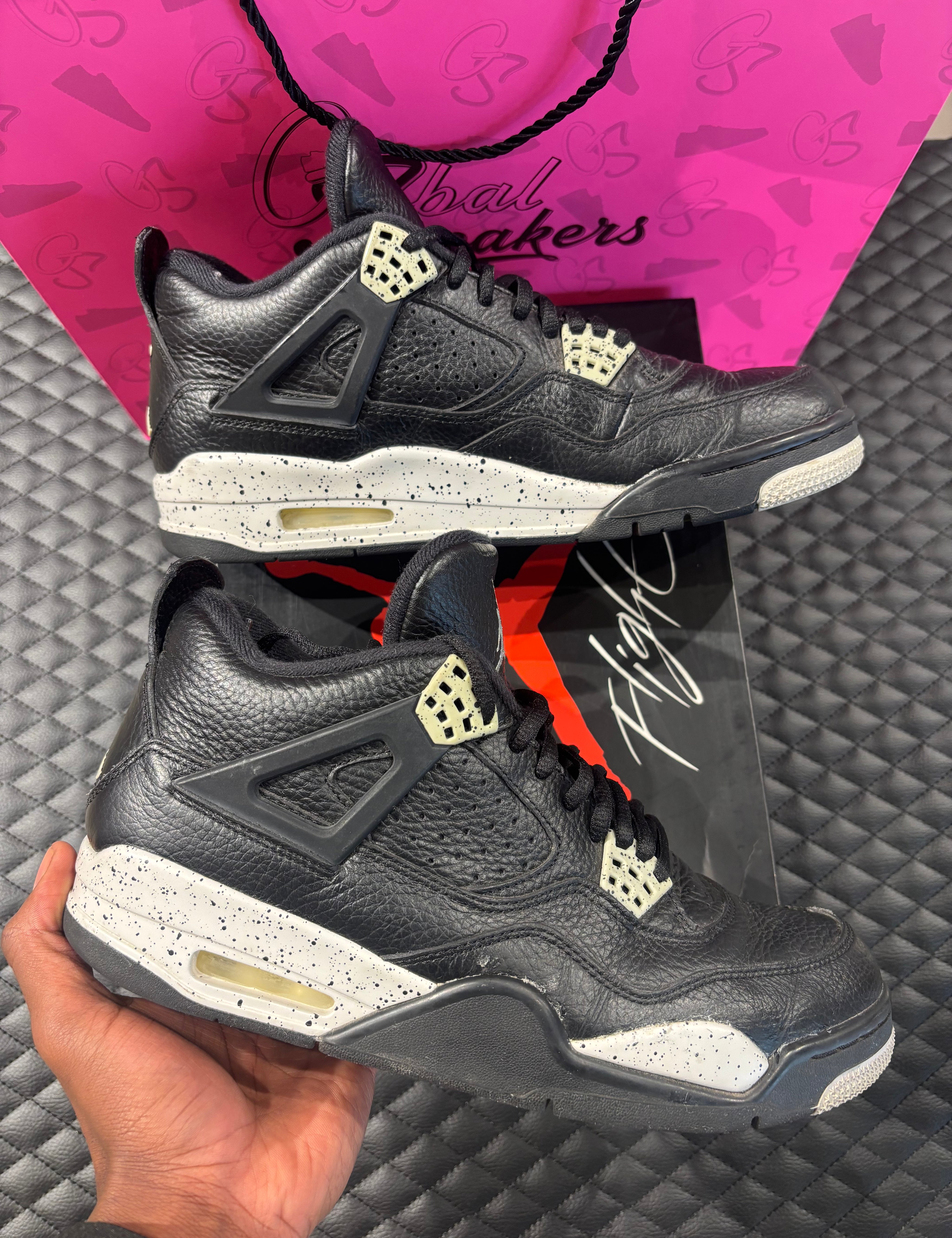 10, cuir noir, détails gris mouchetés, silhouette emblématique, sneaker avec boîte.

