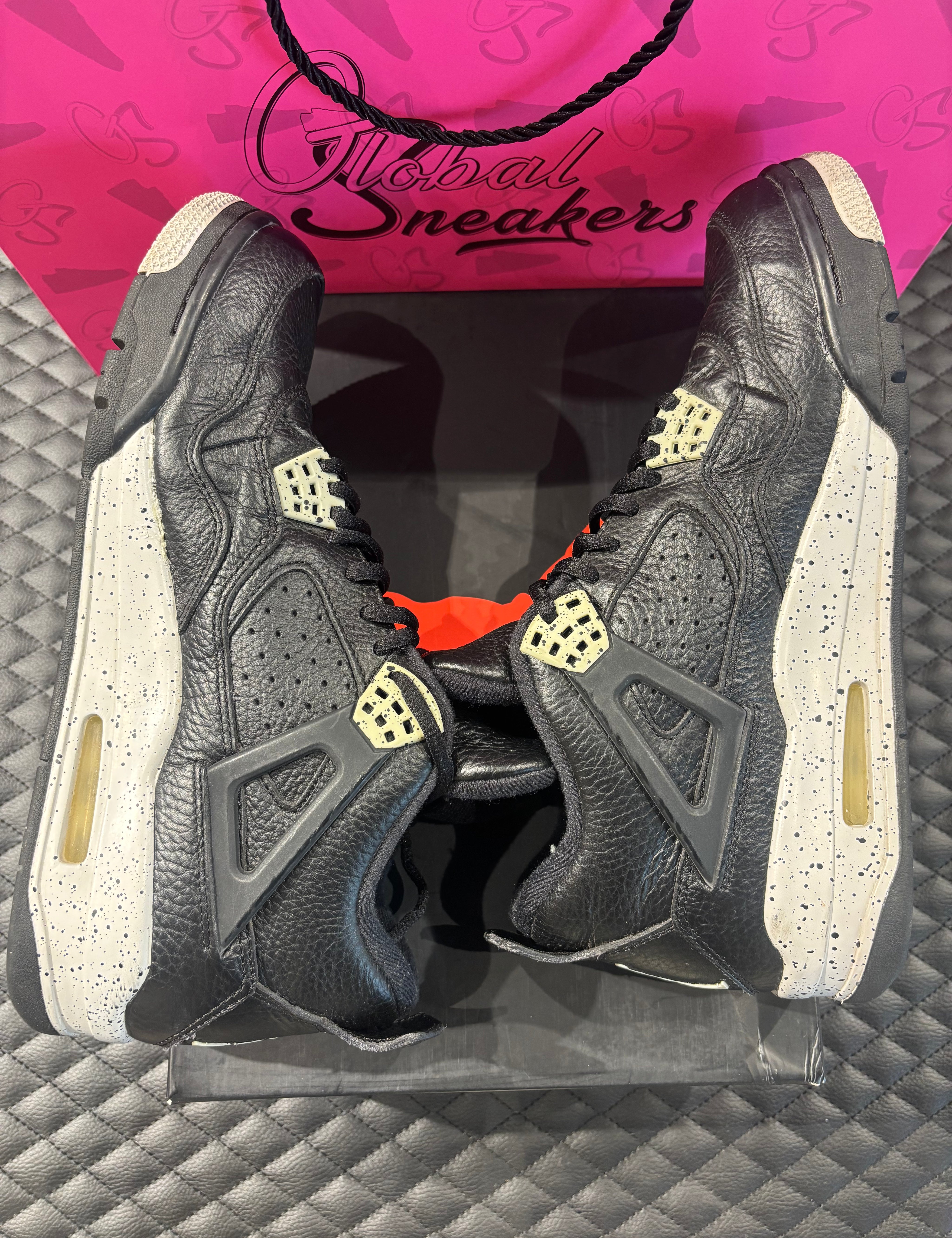 10, cuir noir, détails gris mouchetés, silhouette emblématique, sneaker avec boîte.

