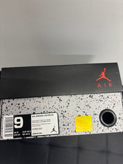 Jordan 4 Rétro Laser noir et gomme d’occasion en état 9/10, cuir noir gravé au laser, semelle gomme, sneaker avec boîte.