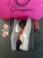 Sneakers Nike Air Max 1 Tokyo Maze d’occasion en mesh respirant et cuir premium avec amorti Air Max visible.