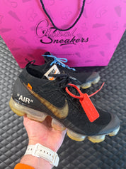 Sneakers Nike Air VaporMax Off-White Black d’occasion en mesh respirant avec amorti VaporMax Air premium et détails graphiques distinctifs.