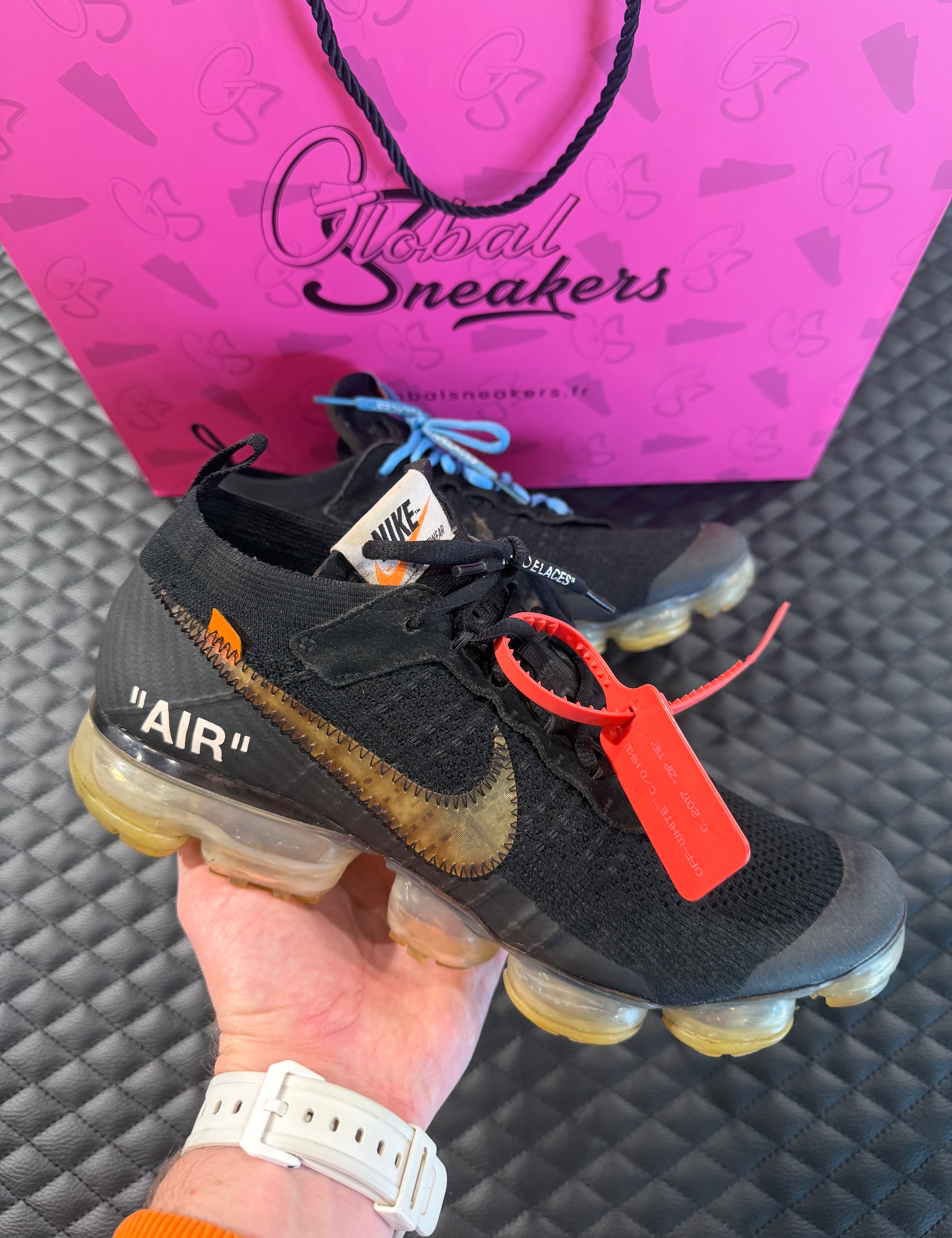 Sneakers Nike Air VaporMax Off-White Black d’occasion en mesh respirant avec amorti VaporMax Air premium et détails graphiques distinctifs.