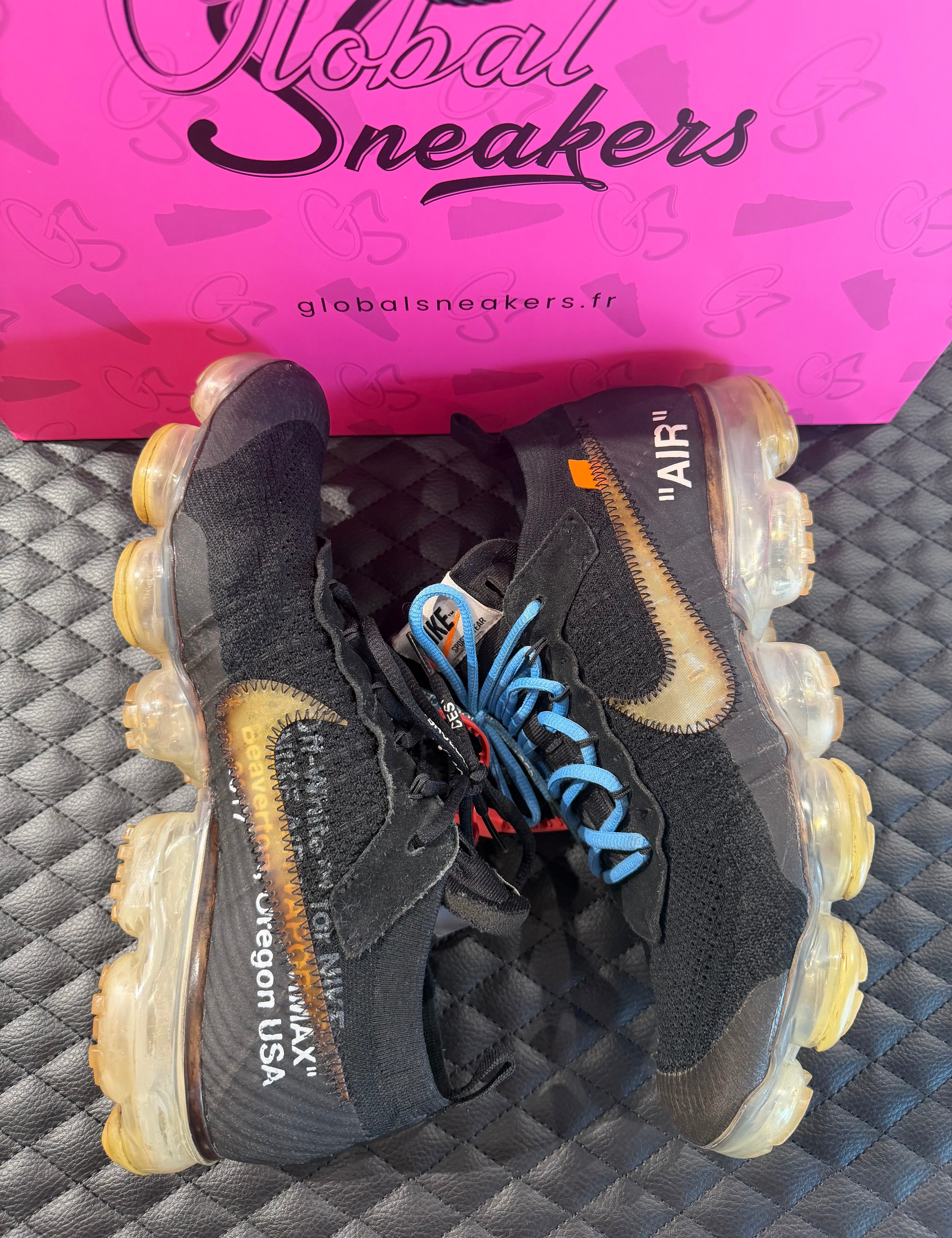 Sneakers Nike Air VaporMax Off-White Black d’occasion en mesh respirant avec amorti VaporMax Air premium et détails graphiques distinctifs.