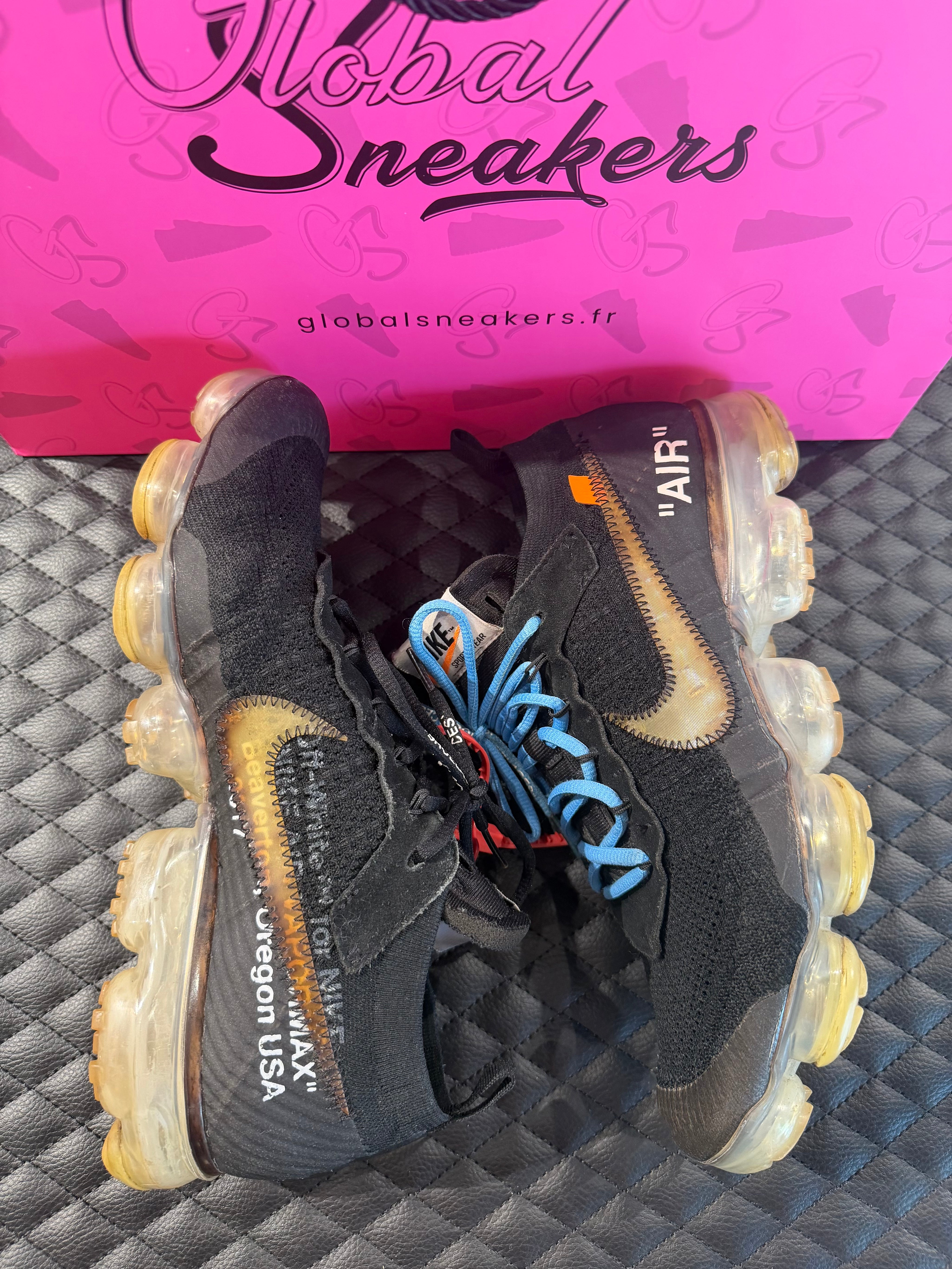 Sneakers Nike Air VaporMax Off-White Black d’occasion en mesh respirant avec amorti VaporMax Air premium et détails graphiques distinctifs.