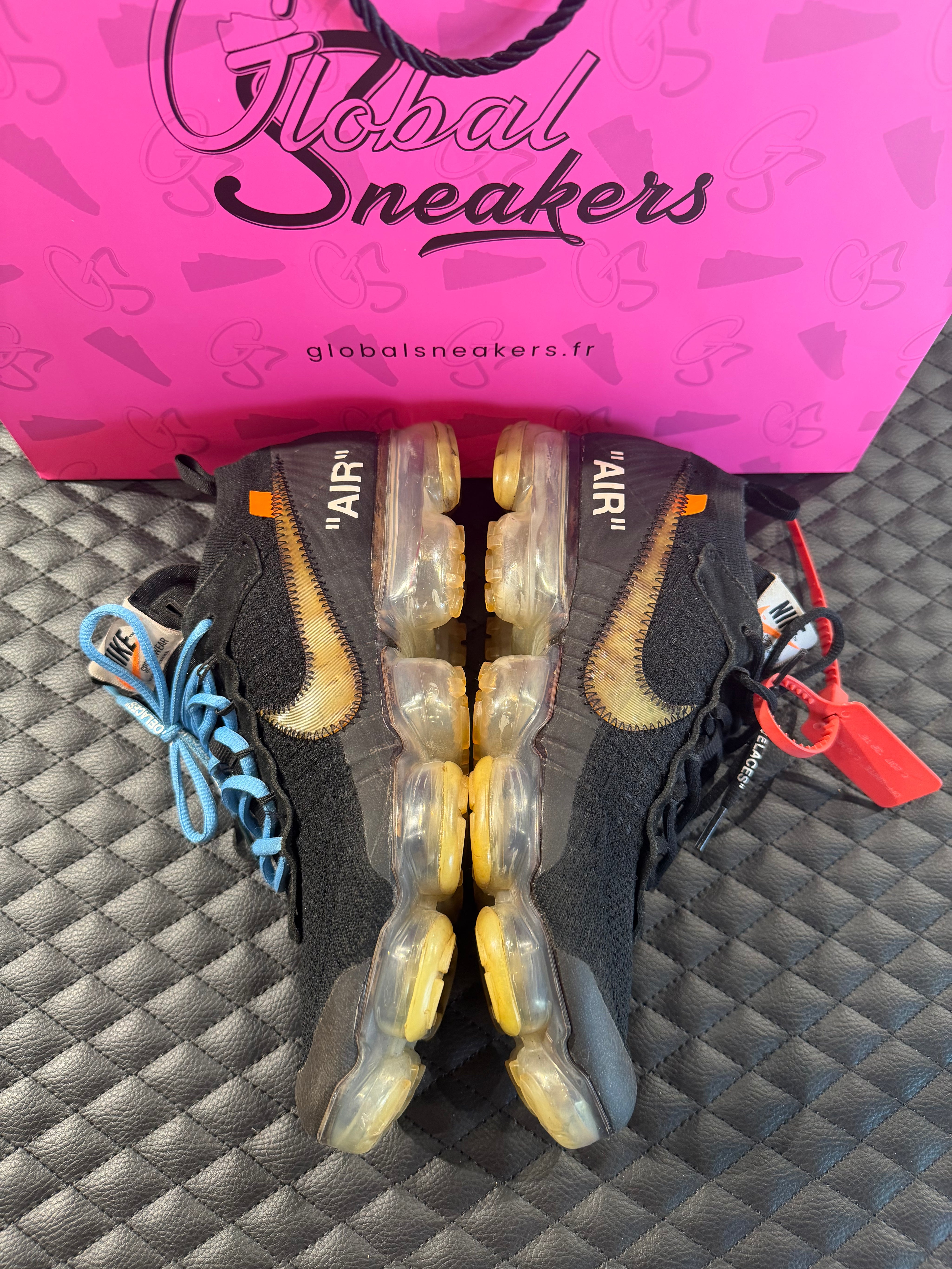 Sneakers Nike Air VaporMax Off-White Black d’occasion en mesh respirant avec amorti VaporMax Air premium et détails graphiques distinctifs.