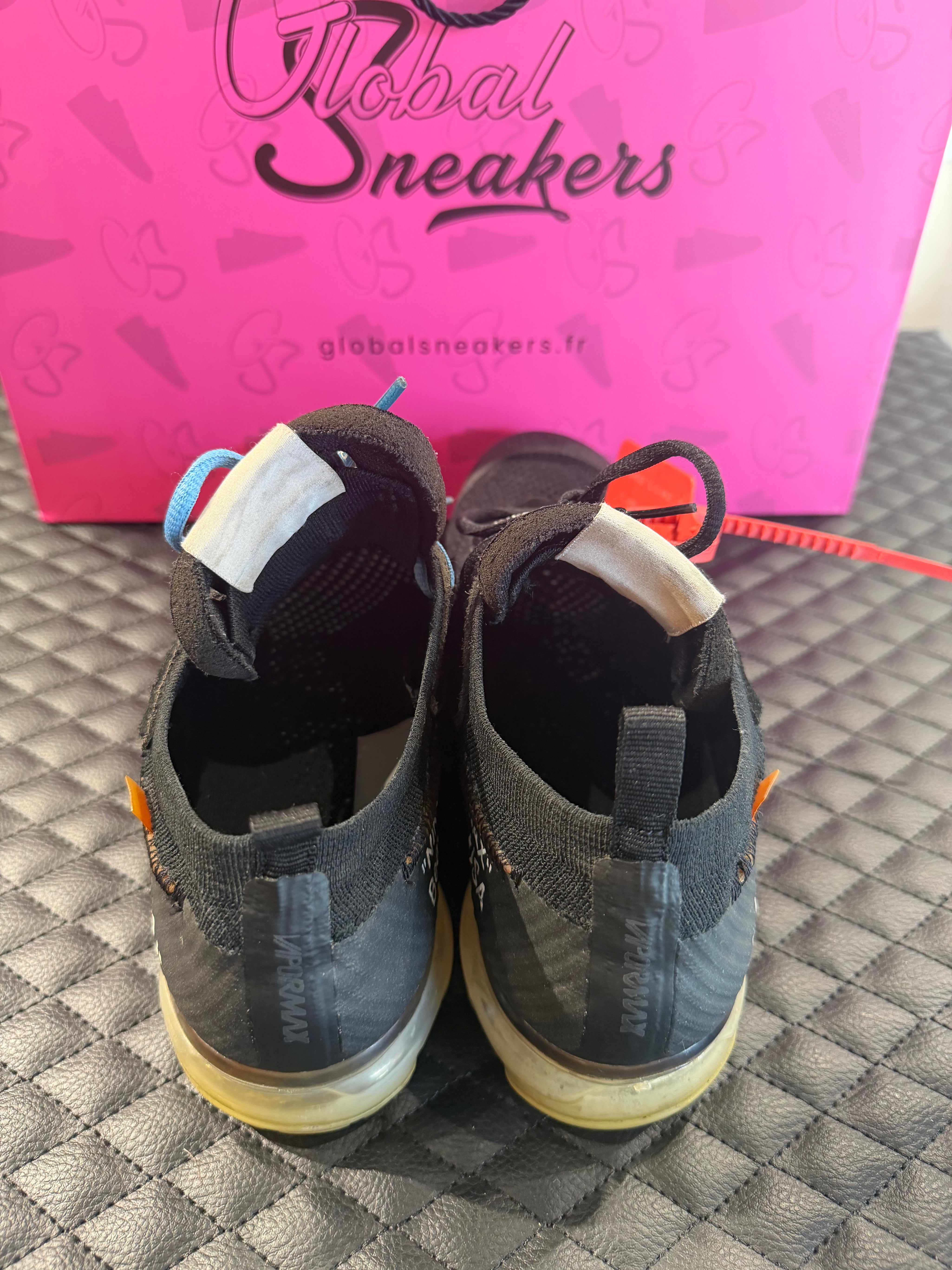 Sneakers Nike Air VaporMax Off-White Black d’occasion en mesh respirant avec amorti VaporMax Air premium et détails graphiques distinctifs.