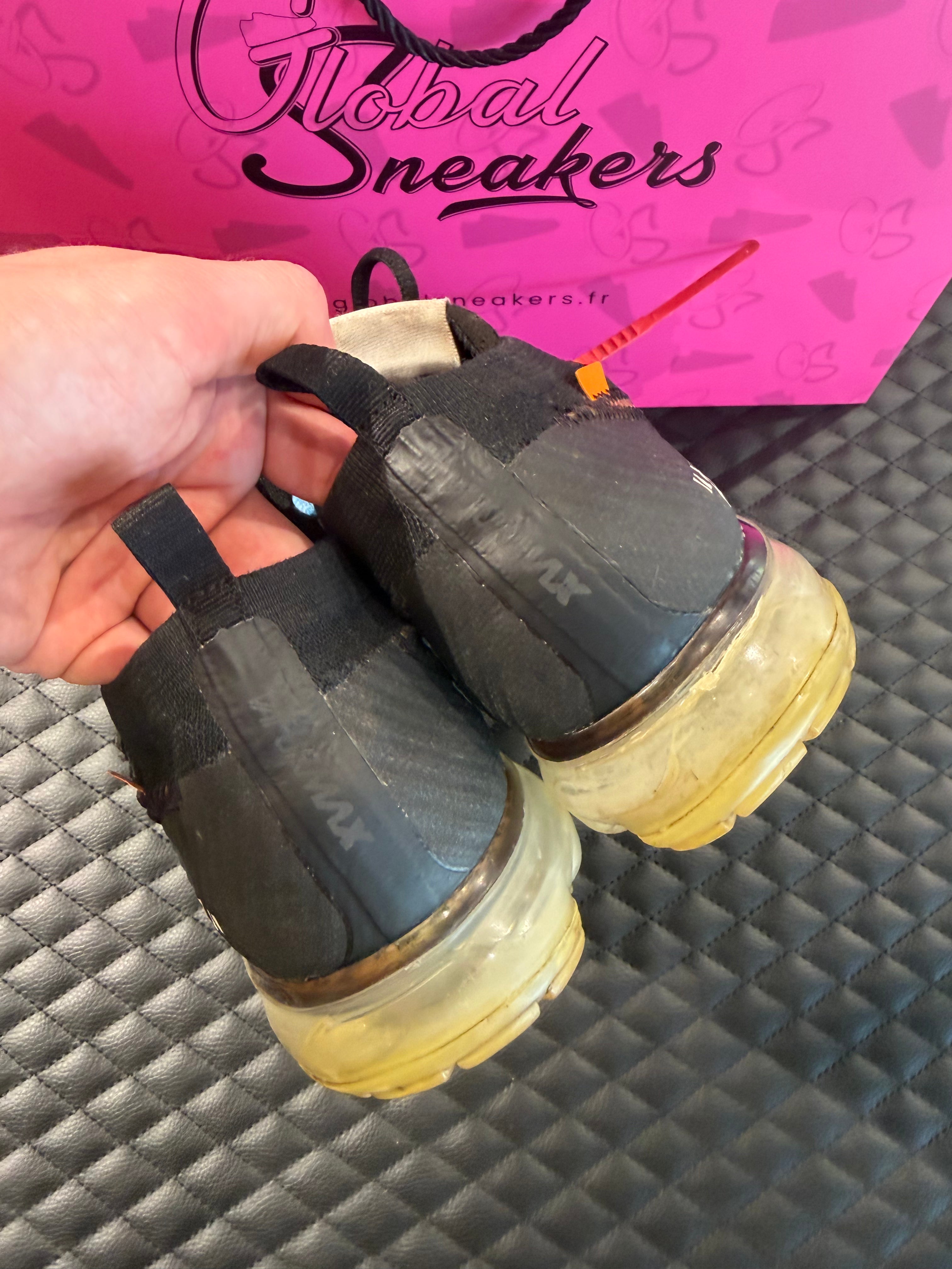 Sneakers Nike Air VaporMax Off-White Black d’occasion en mesh respirant avec amorti VaporMax Air premium et détails graphiques distinctifs.