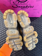 Sneakers Nike Air VaporMax Off-White Black d’occasion en mesh respirant avec amorti VaporMax Air premium et détails graphiques distinctifs.