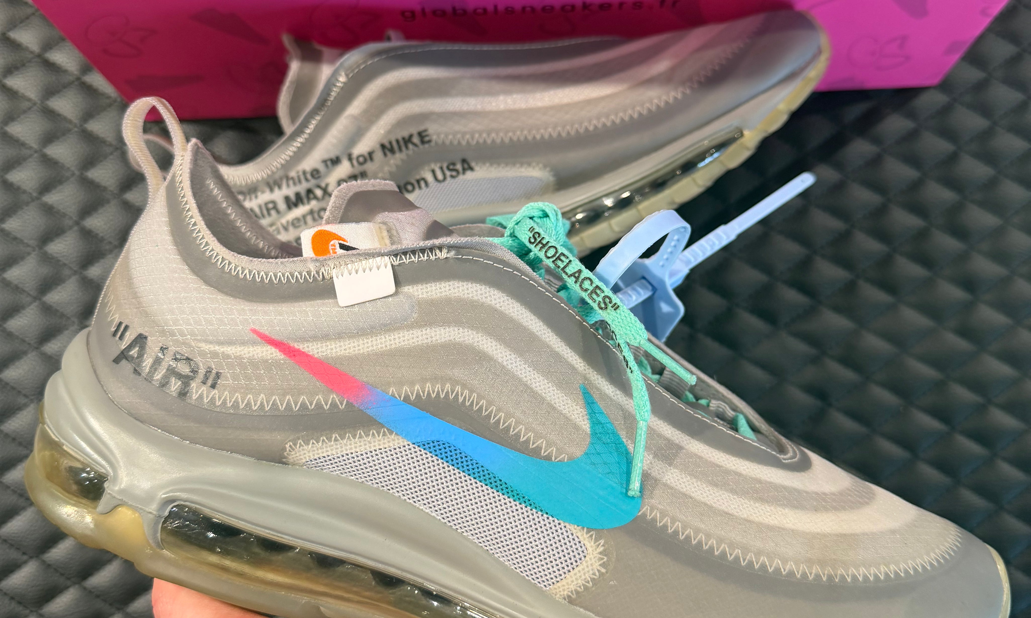 Sneakers Nike Air Max 97 Off-White Menta d’occasion en mesh respirant avec amorti Air Max visible premium et détails graphiques distinctifs.