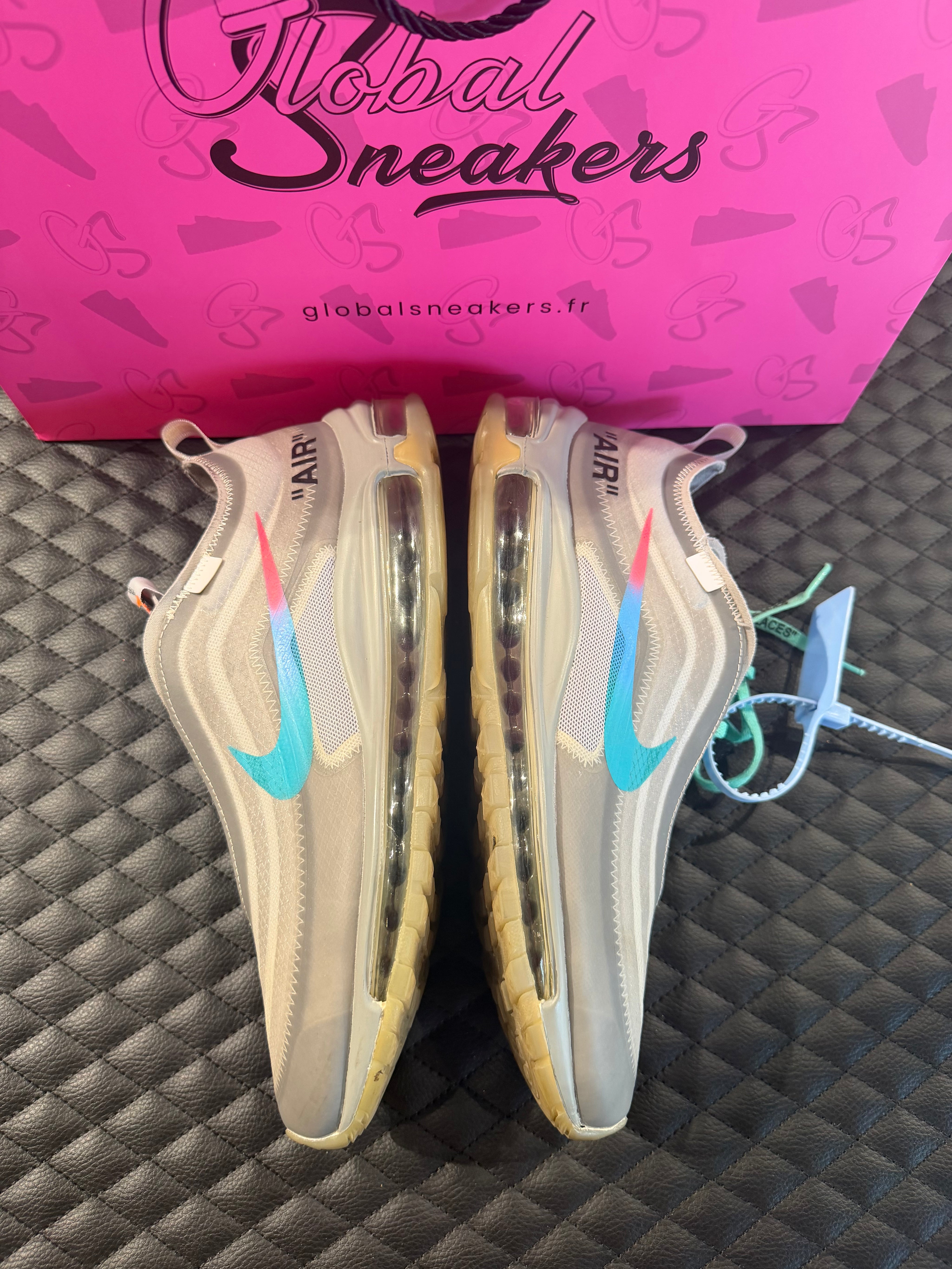 Sneakers Nike Air Max 97 Off-White Menta d’occasion en mesh respirant avec amorti Air Max visible premium et détails graphiques distinctifs.