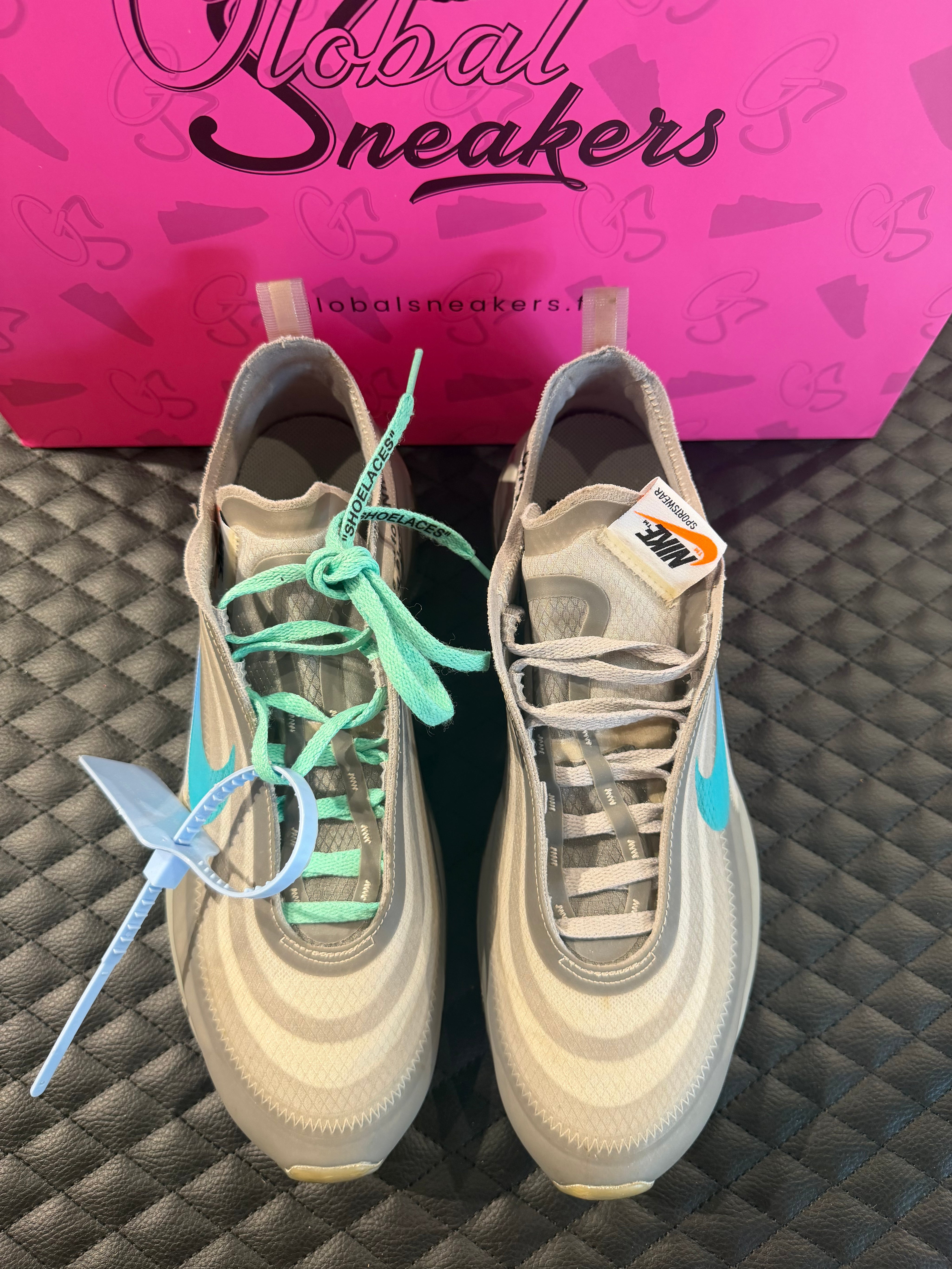 Sneakers Nike Air Max 97 Off-White Menta d’occasion en mesh respirant avec amorti Air Max visible premium et détails graphiques distinctifs.
