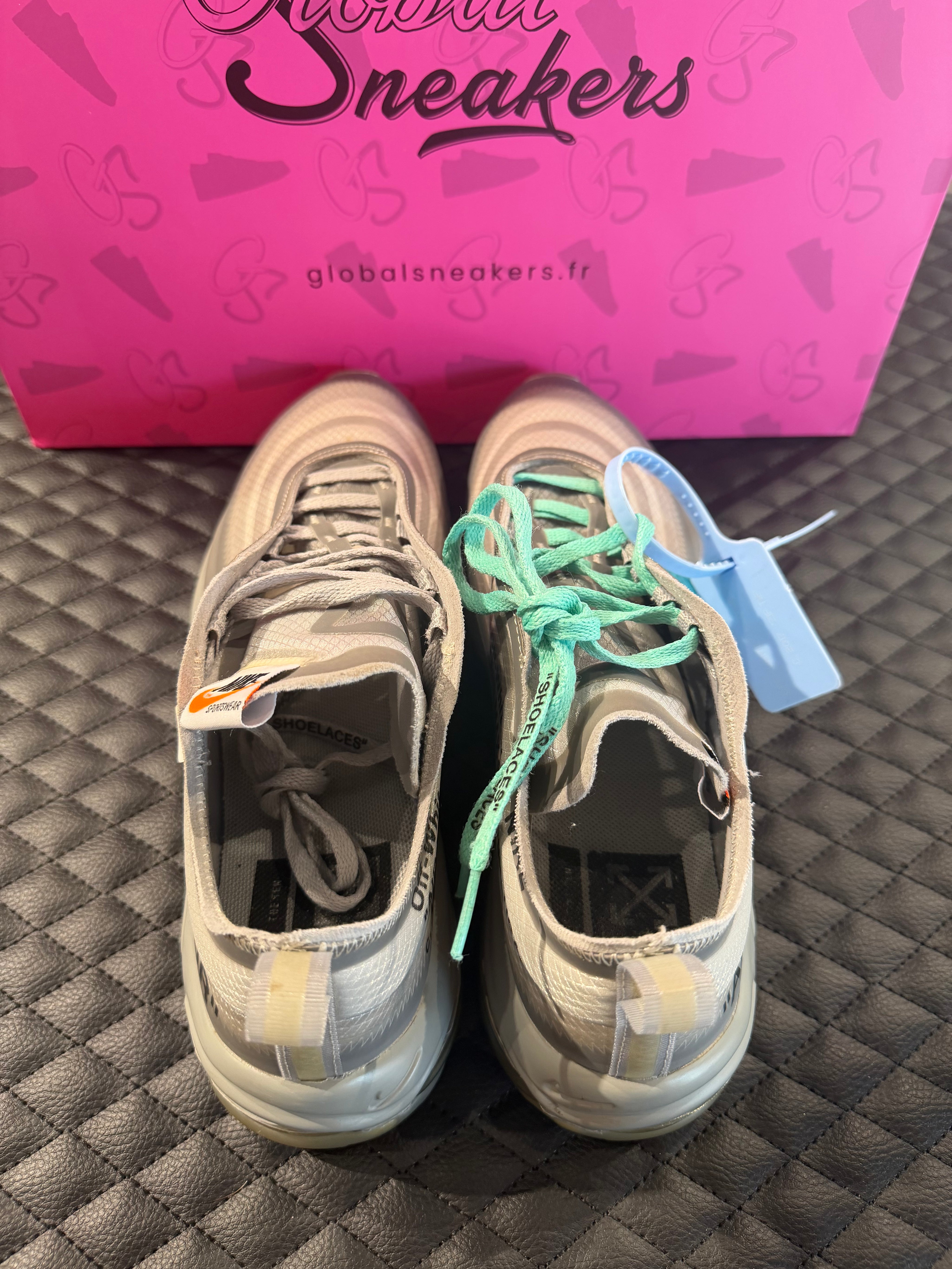 Sneakers Nike Air Max 97 Off-White Menta d’occasion en mesh respirant avec amorti Air Max visible premium et détails graphiques distinctifs.