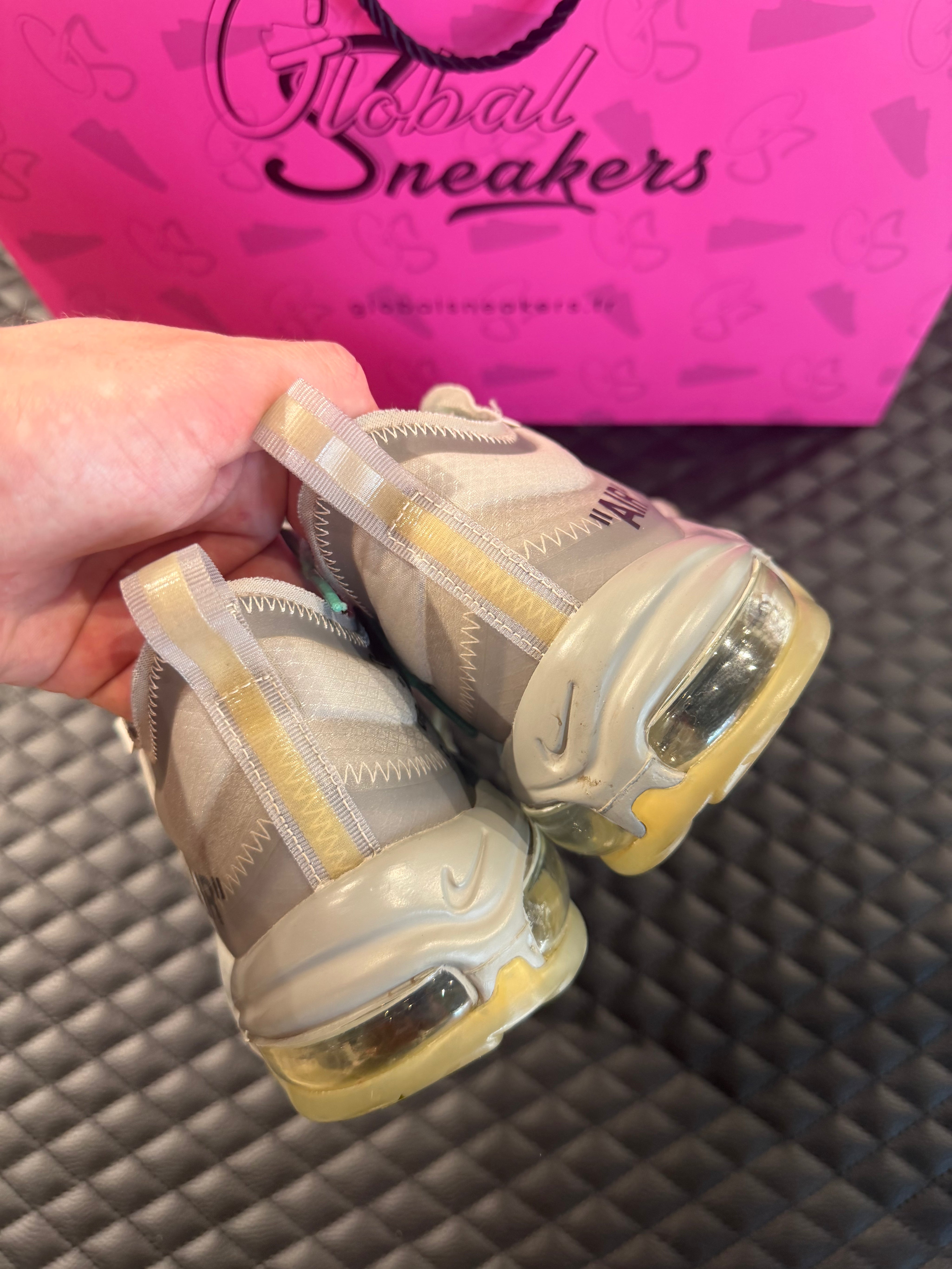 Sneakers Nike Air Max 97 Off-White Menta d’occasion en mesh respirant avec amorti Air Max visible premium et détails graphiques distinctifs.