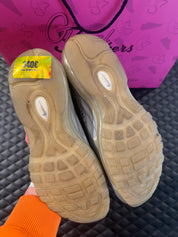 Sneakers Nike Air Max 97 Off-White Menta d’occasion en mesh respirant avec amorti Air Max visible premium et détails graphiques distinctifs.