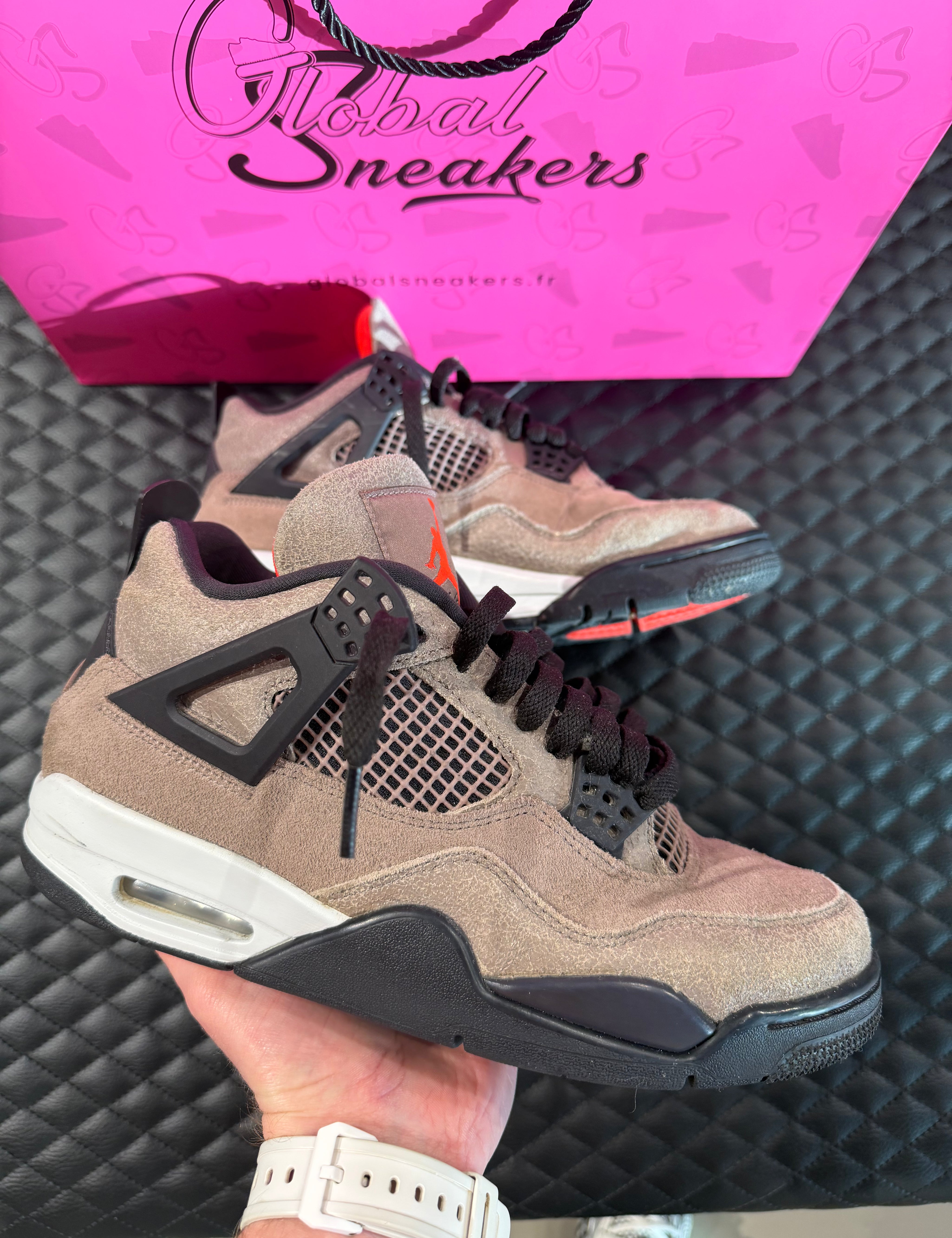Sneakers Jordan 4 Taupe Haze d’occasion en cuir premium avec amorti Air-Sole visible et semelle caoutchouc durable.