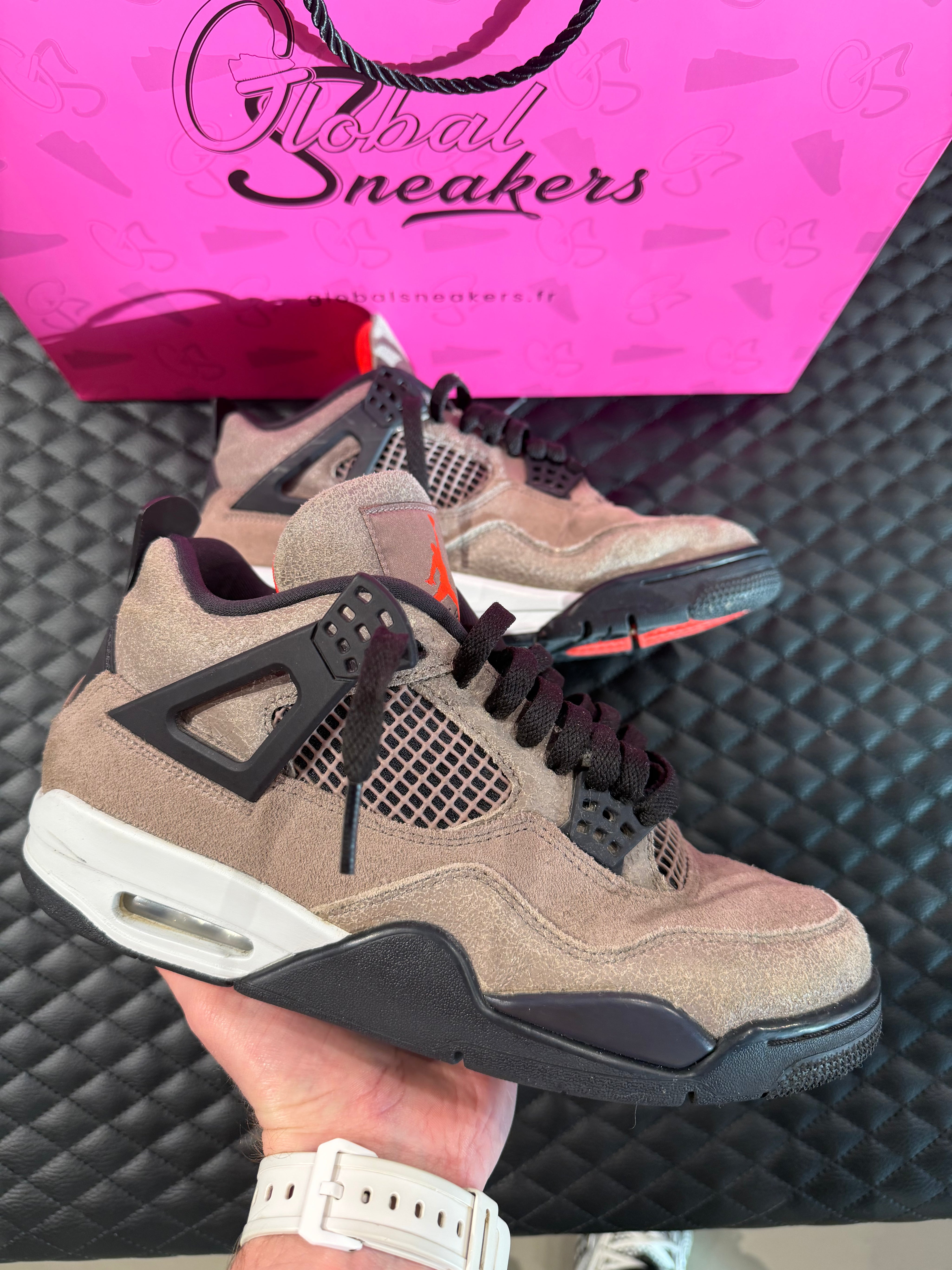 Sneakers Jordan 4 Taupe Haze d’occasion en cuir premium avec amorti Air-Sole visible et semelle caoutchouc durable.