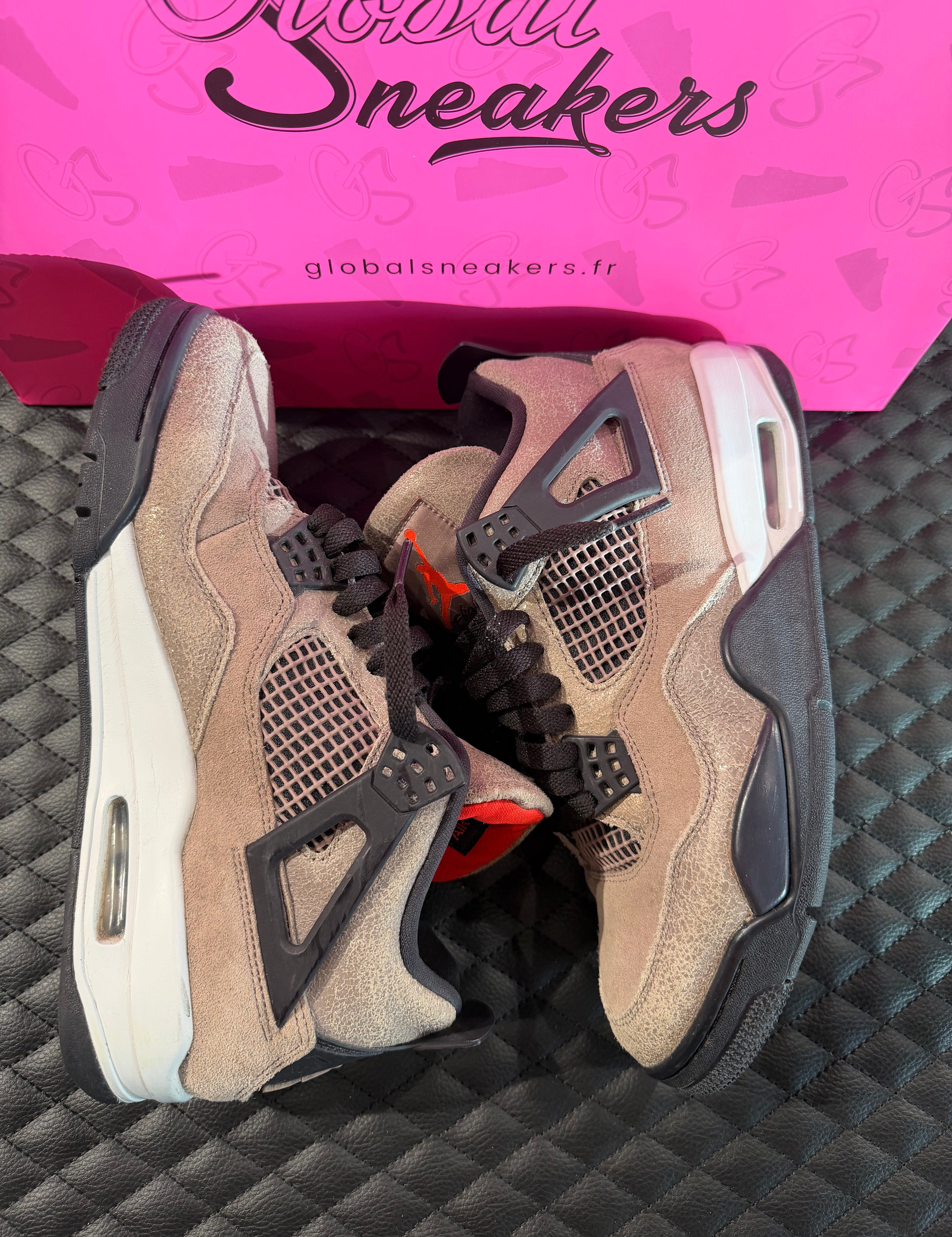 Sneakers Jordan 4 Taupe Haze d’occasion en cuir premium avec amorti Air-Sole visible et semelle caoutchouc durable.