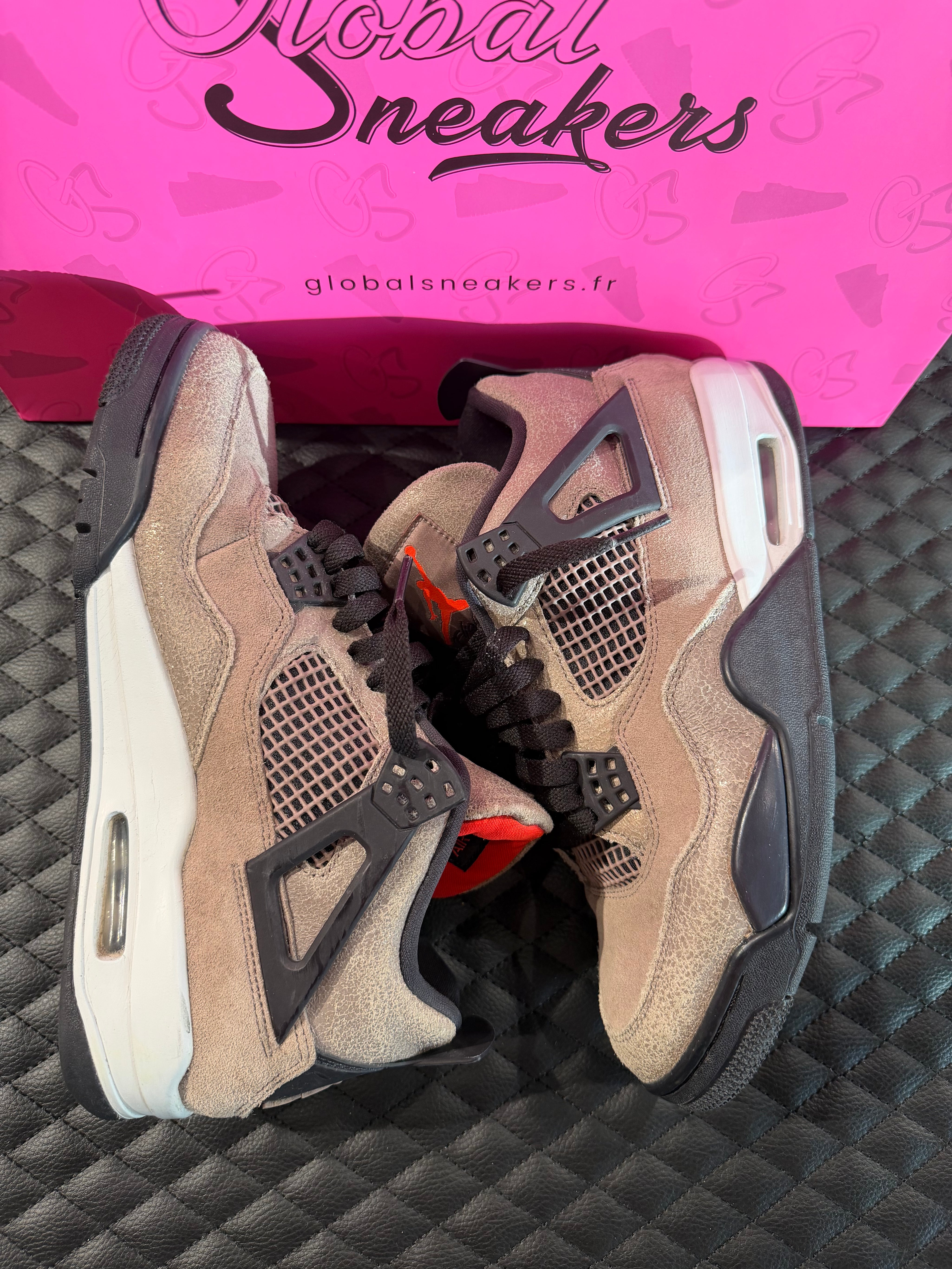 Sneakers Jordan 4 Taupe Haze d’occasion en cuir premium avec amorti Air-Sole visible et semelle caoutchouc durable.