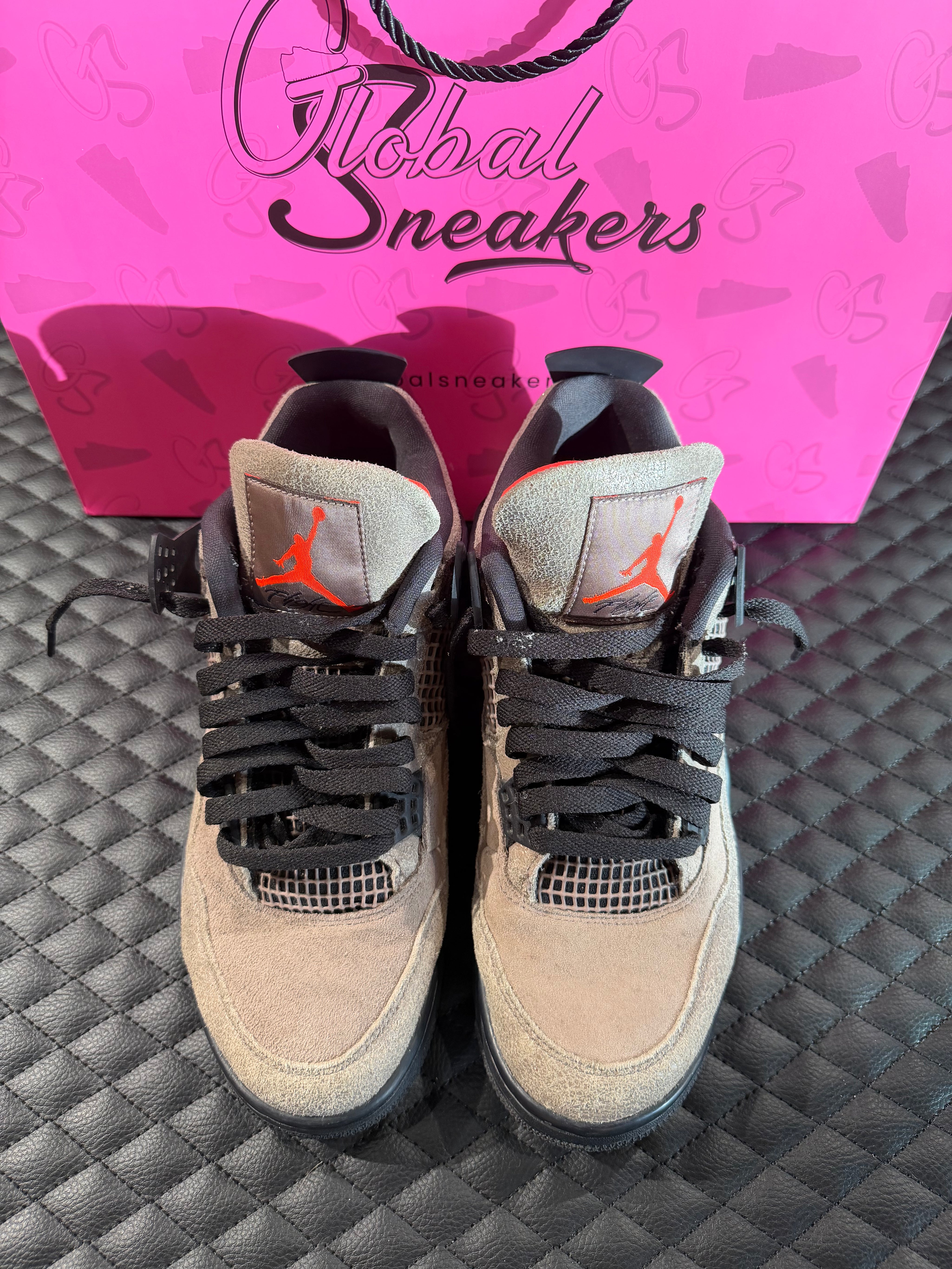 Sneakers Jordan 4 Taupe Haze d’occasion en cuir premium avec amorti Air-Sole visible et semelle caoutchouc durable.