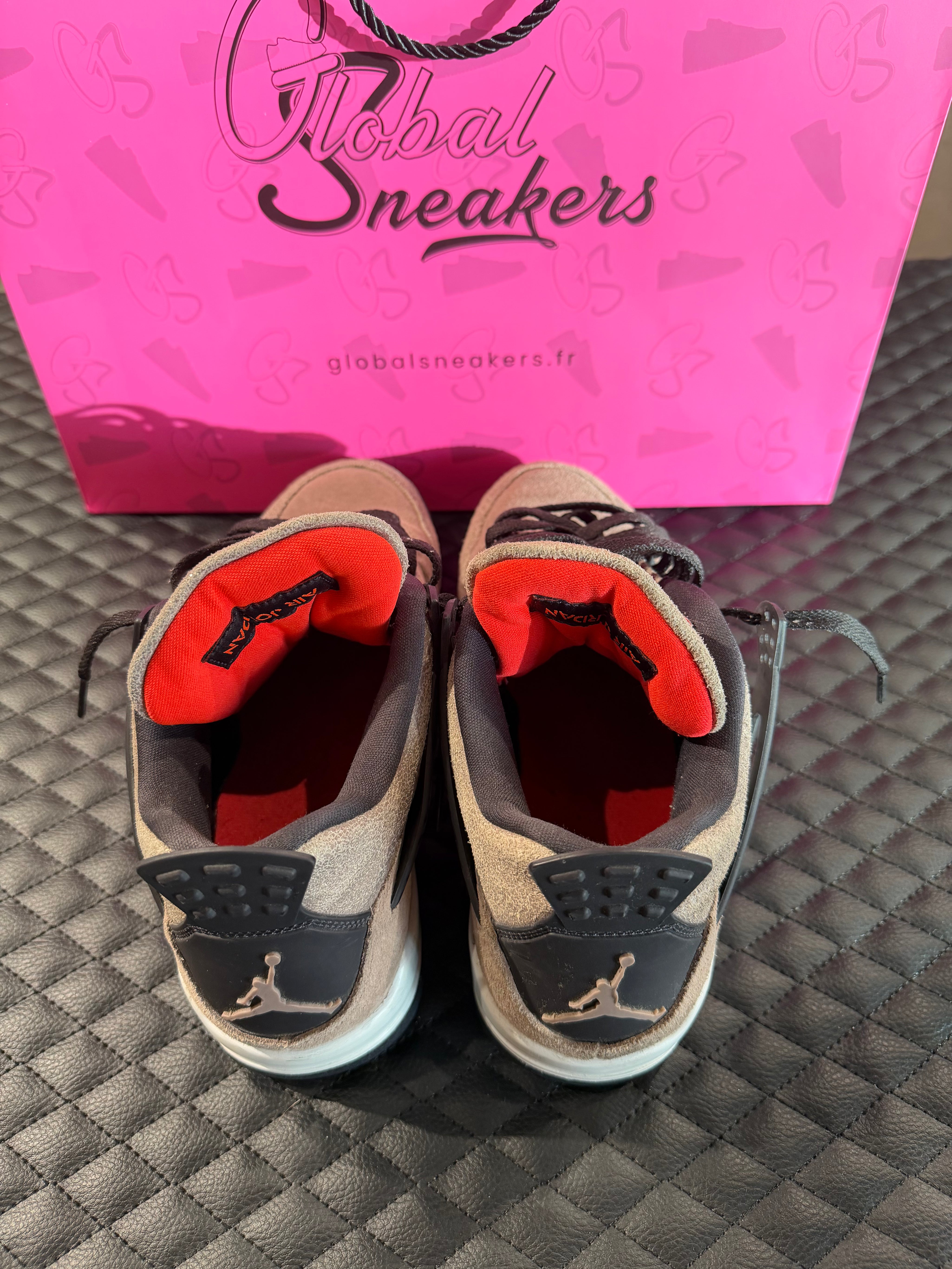 Sneakers Jordan 4 Taupe Haze d’occasion en cuir premium avec amorti Air-Sole visible et semelle caoutchouc durable.