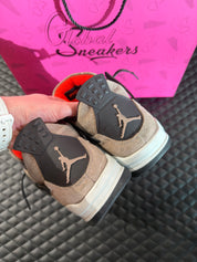 Sneakers Jordan 4 Taupe Haze d’occasion en cuir premium avec amorti Air-Sole visible et semelle caoutchouc durable.