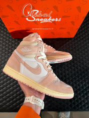 Sneakers Jordan 1 Retro High OG Washed Pink d’occasion en cuir premium avec amorti Air-Sole visible et semelle caoutchouc durable.