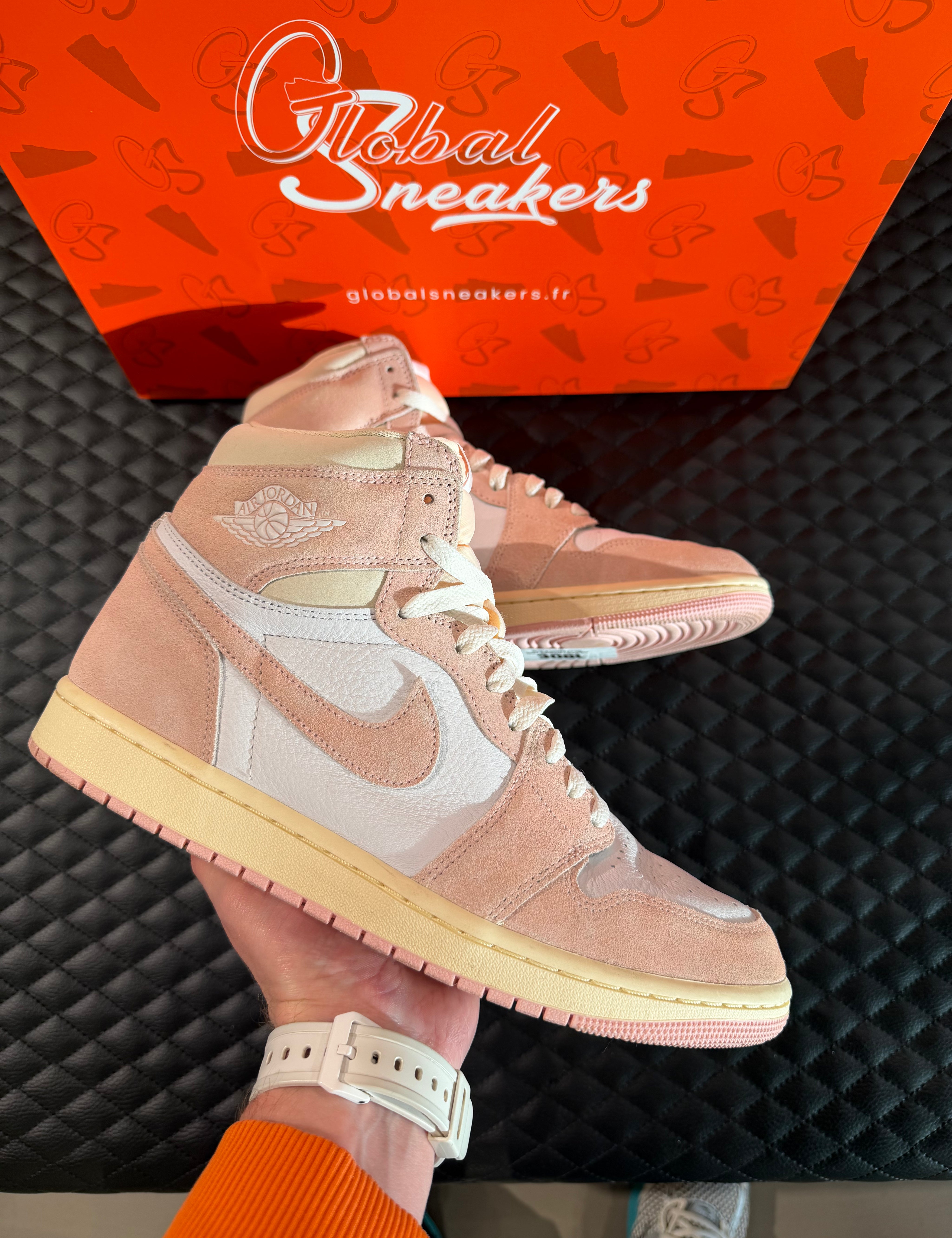 Sneakers Jordan 1 Retro High OG Washed Pink d’occasion en cuir premium avec amorti Air-Sole visible et semelle caoutchouc durable.