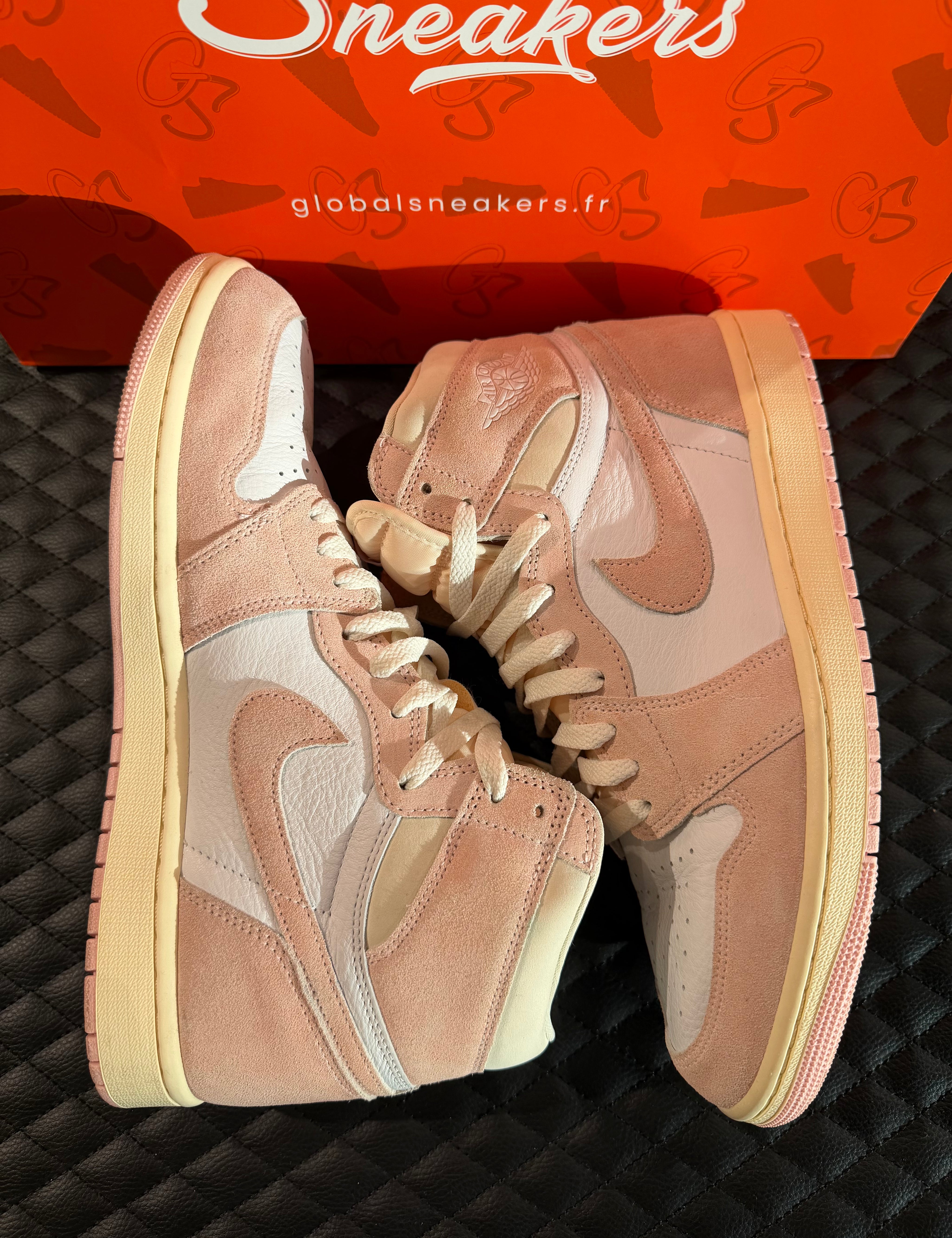 Sneakers Jordan 1 Retro High OG Washed Pink d’occasion en cuir premium avec amorti Air-Sole visible et semelle caoutchouc durable.