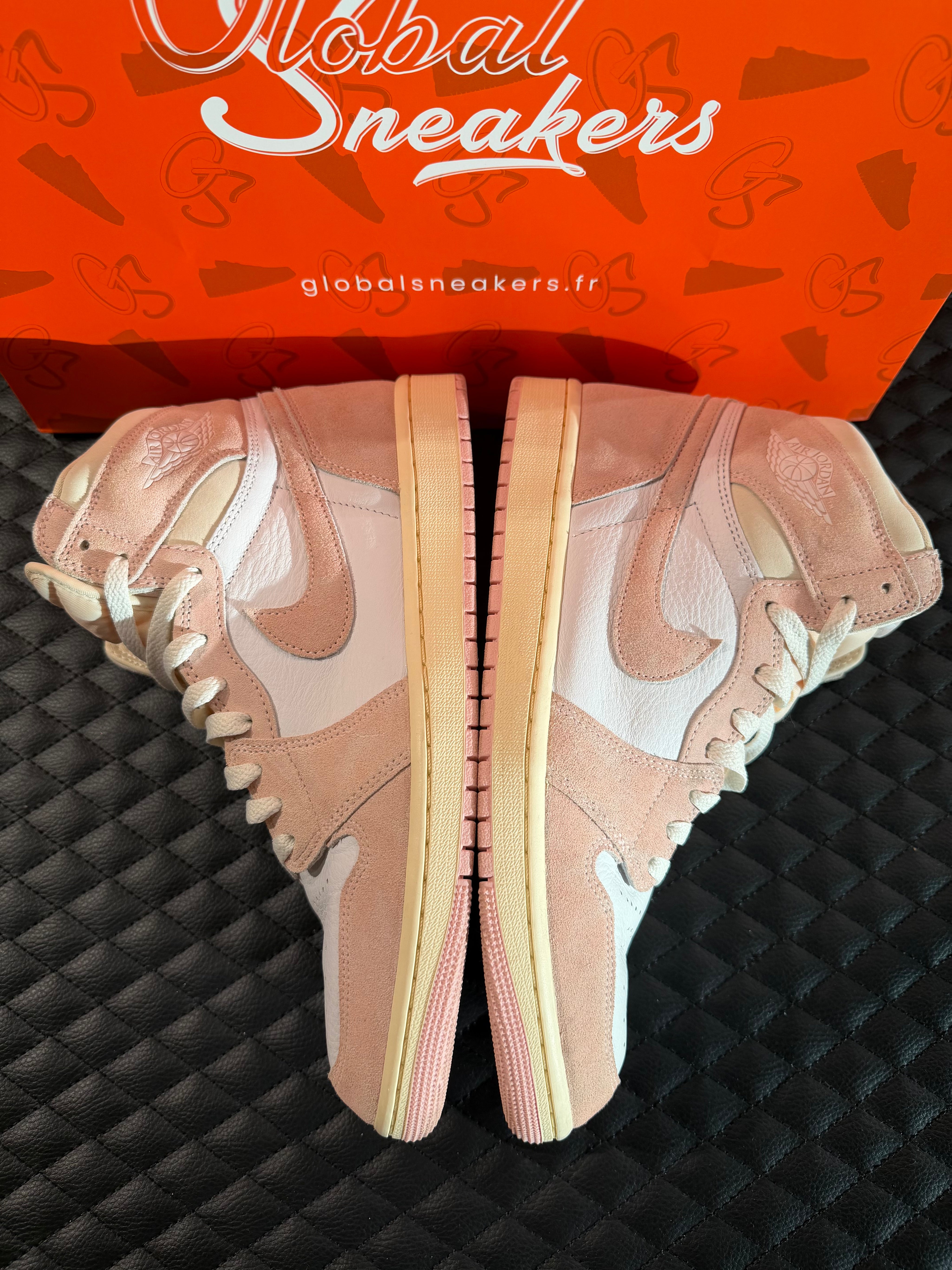 Sneakers Jordan 1 Retro High OG Washed Pink d’occasion en cuir premium avec amorti Air-Sole visible et semelle caoutchouc durable.