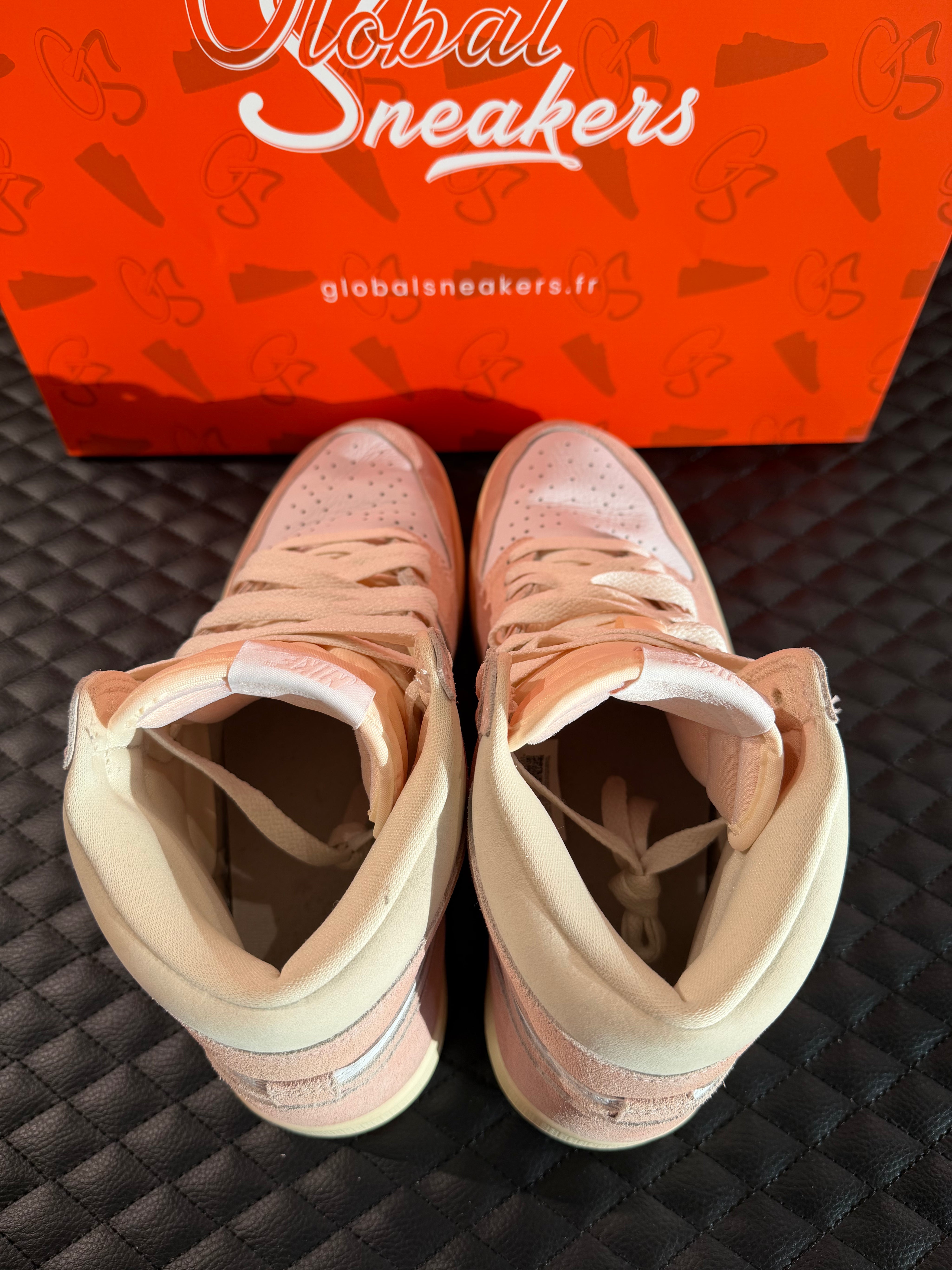 Sneakers Jordan 1 Retro High OG Washed Pink d’occasion en cuir premium avec amorti Air-Sole visible et semelle caoutchouc durable.