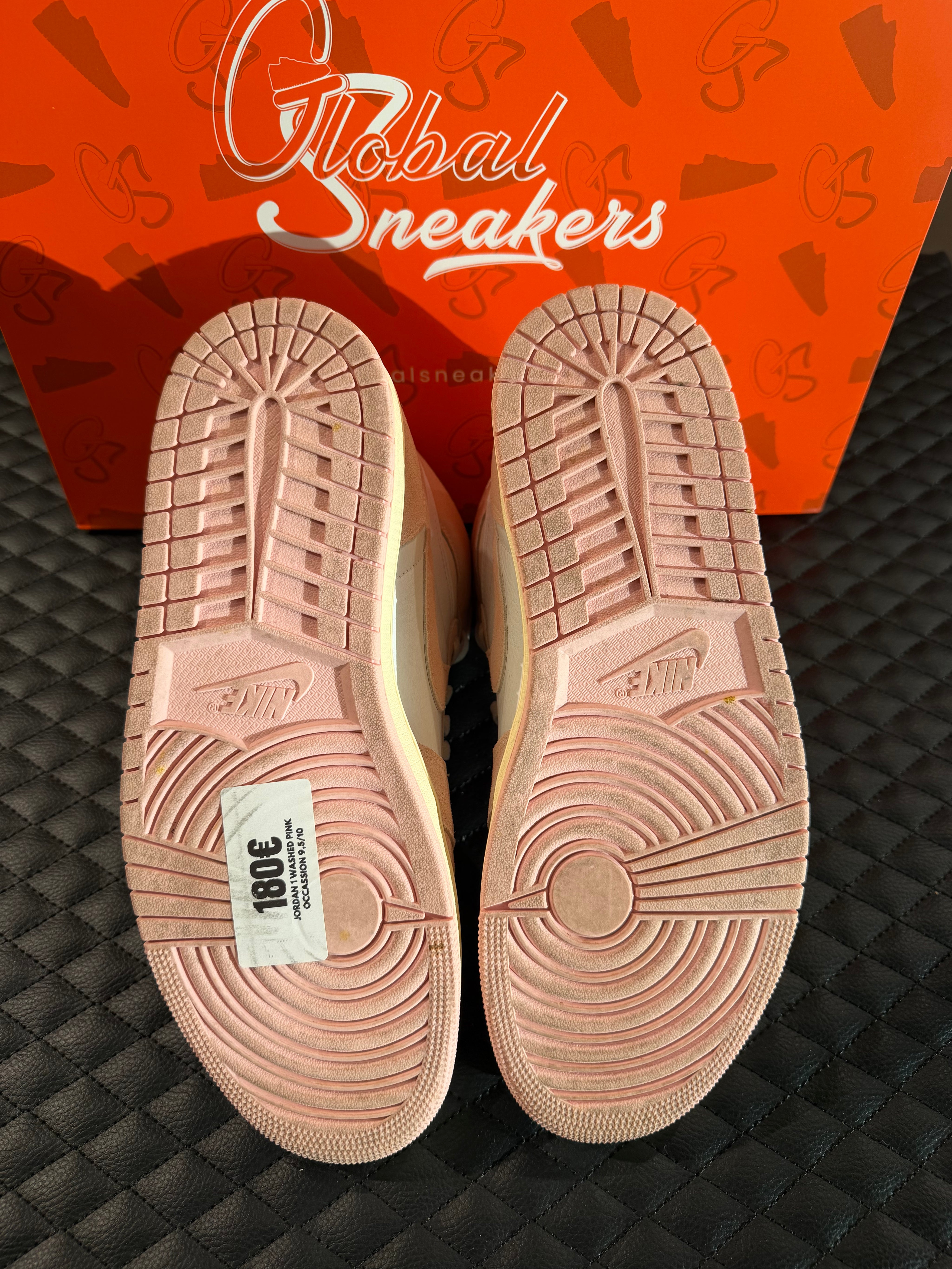 Sneakers Jordan 1 Retro High OG Washed Pink d’occasion en cuir premium avec amorti Air-Sole visible et semelle caoutchouc durable.