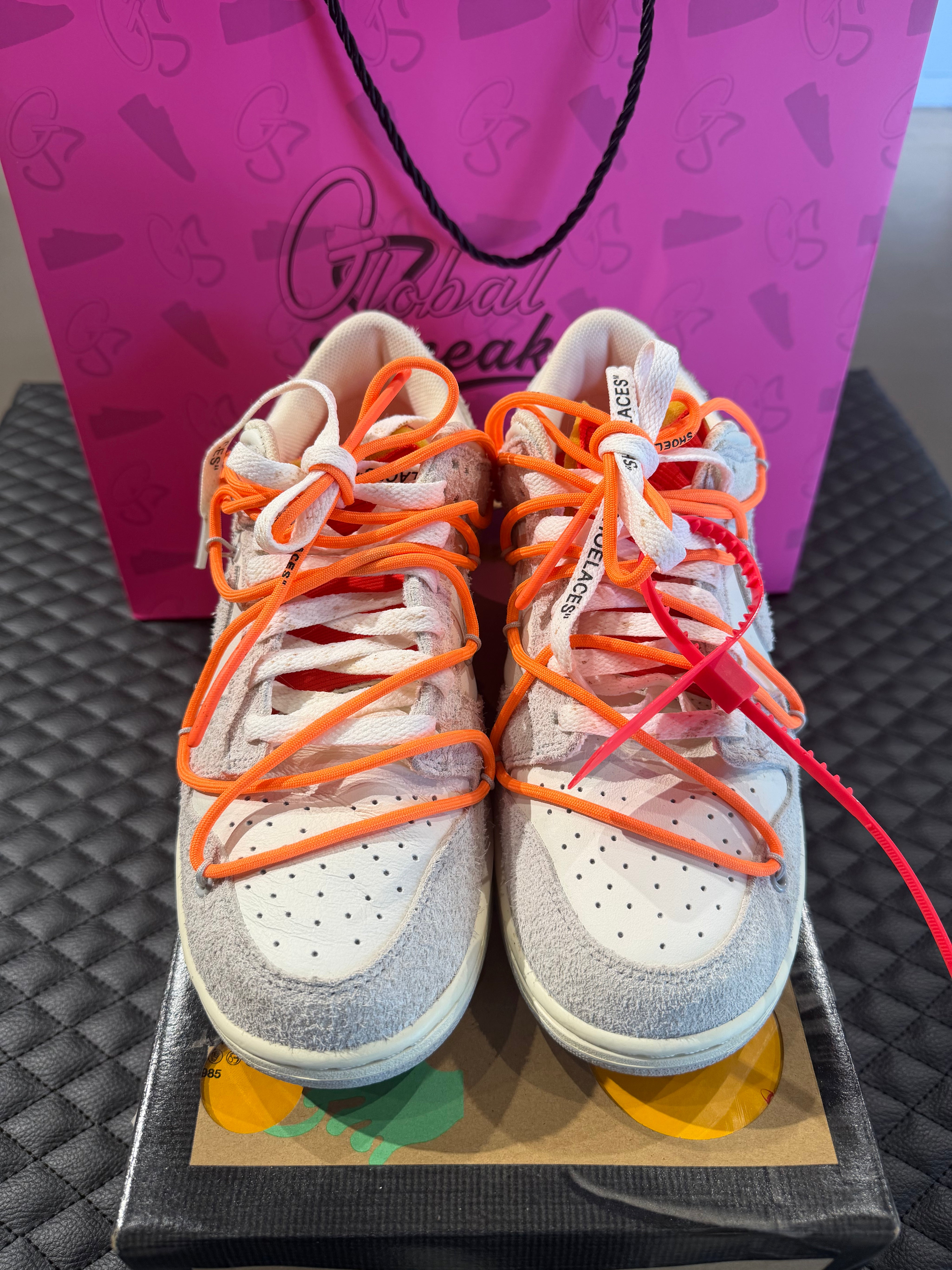 Sneakers Nike Dunk Low Off-White Lot 31 en cuir gris clair avec double laçage, zip tie signature et condition 9,9 sur 10.