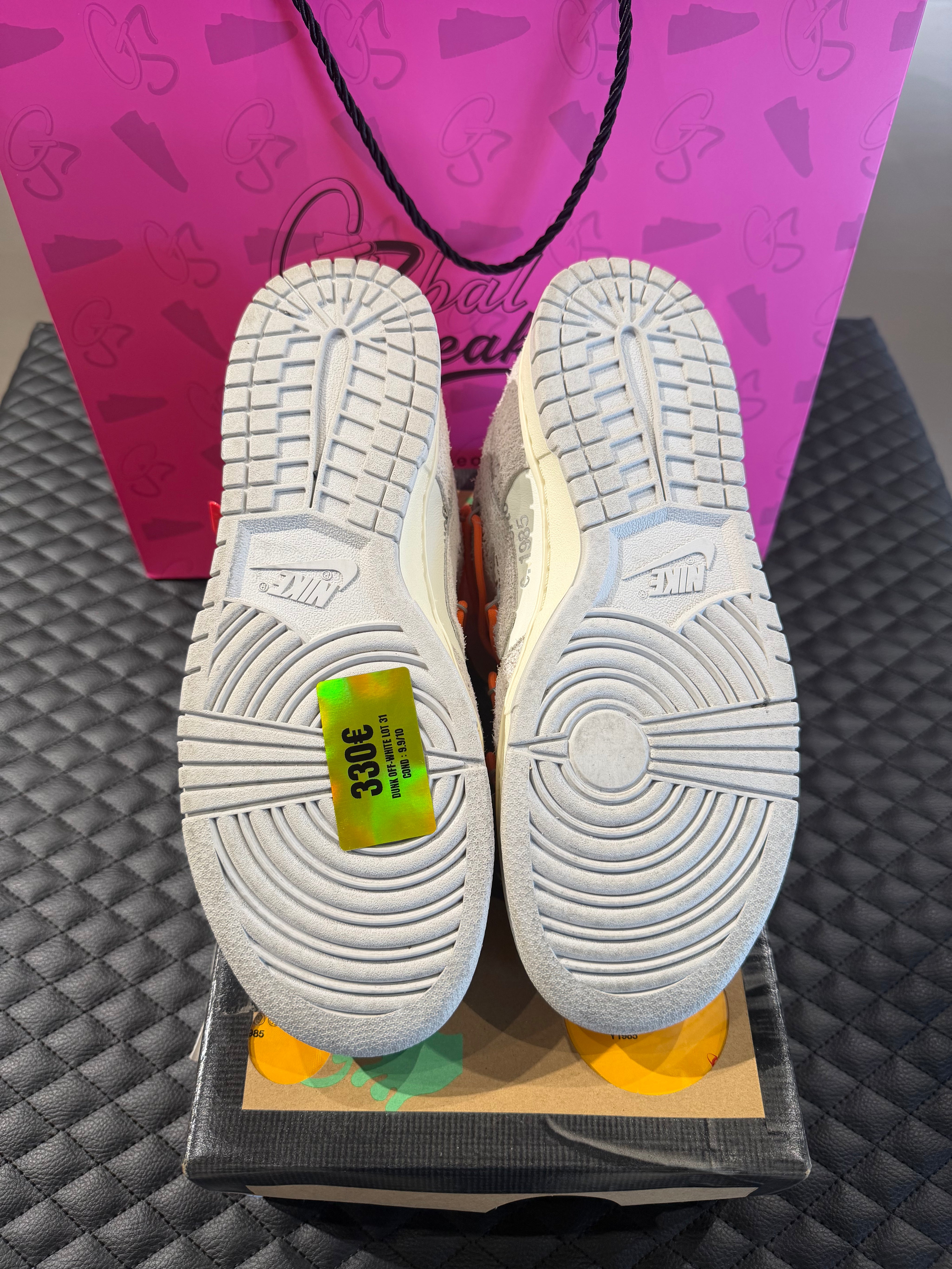 Sneakers Nike Dunk Low Off-White Lot 31 en cuir gris clair avec double laçage, zip tie signature et condition 9,9 sur 10.