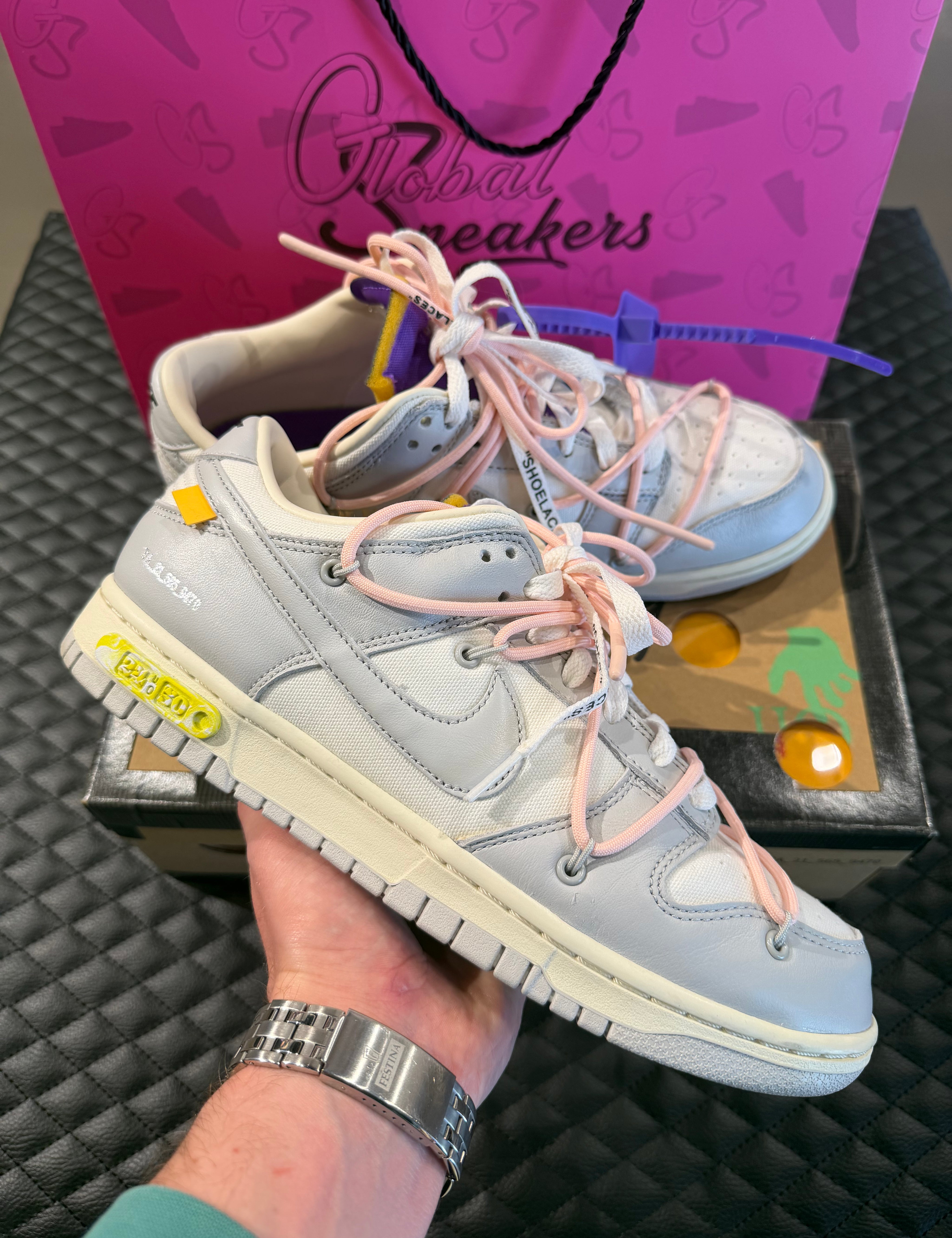 Sneakers Nike Dunk Low Off-White Lot 24 en cuir gris avec double laçage, zip tie signature et condition 9,9 sur 10.