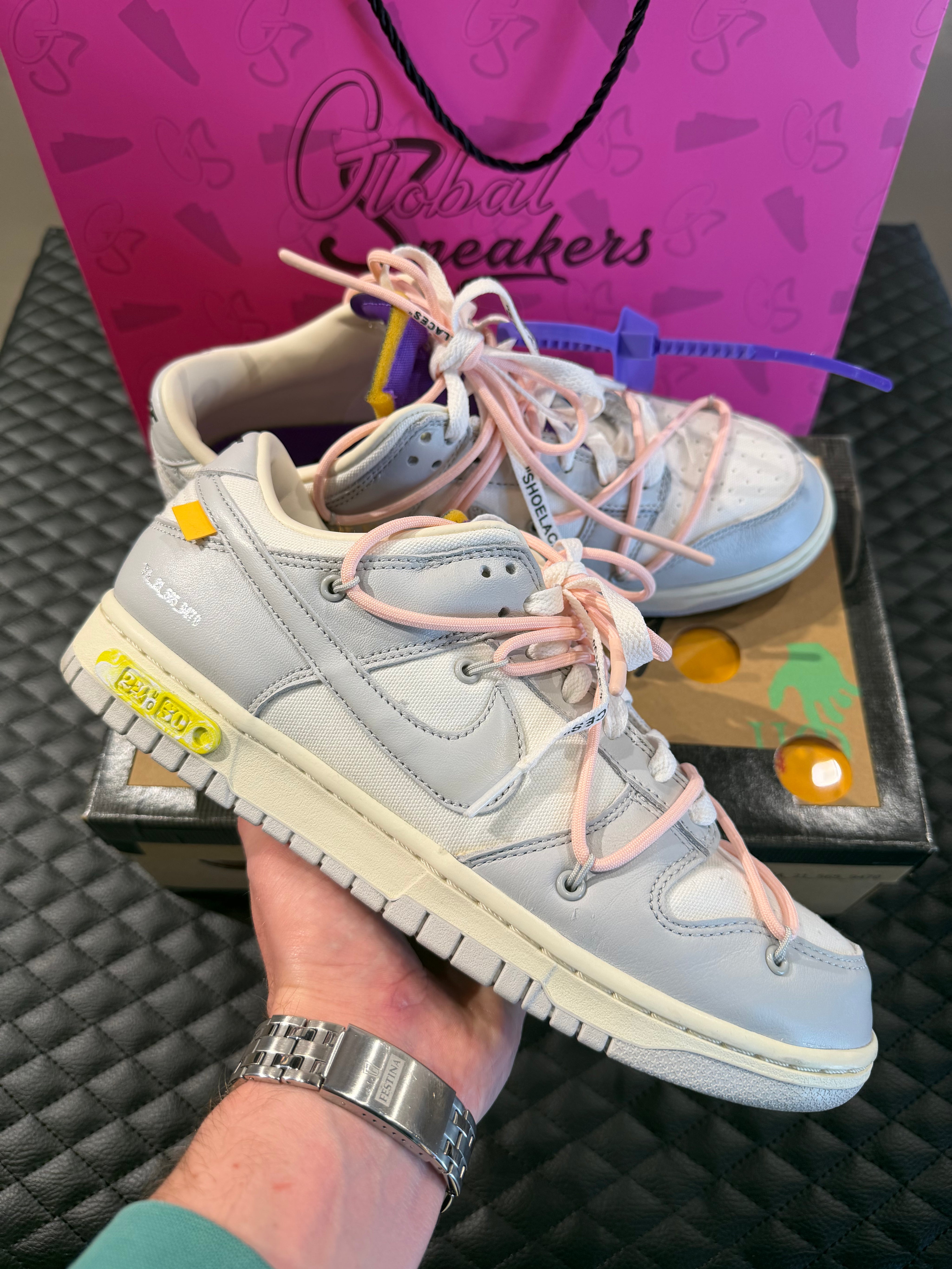 Sneakers Nike Dunk Low Off-White Lot 24 en cuir gris avec double laçage, zip tie signature et condition 9,9 sur 10.