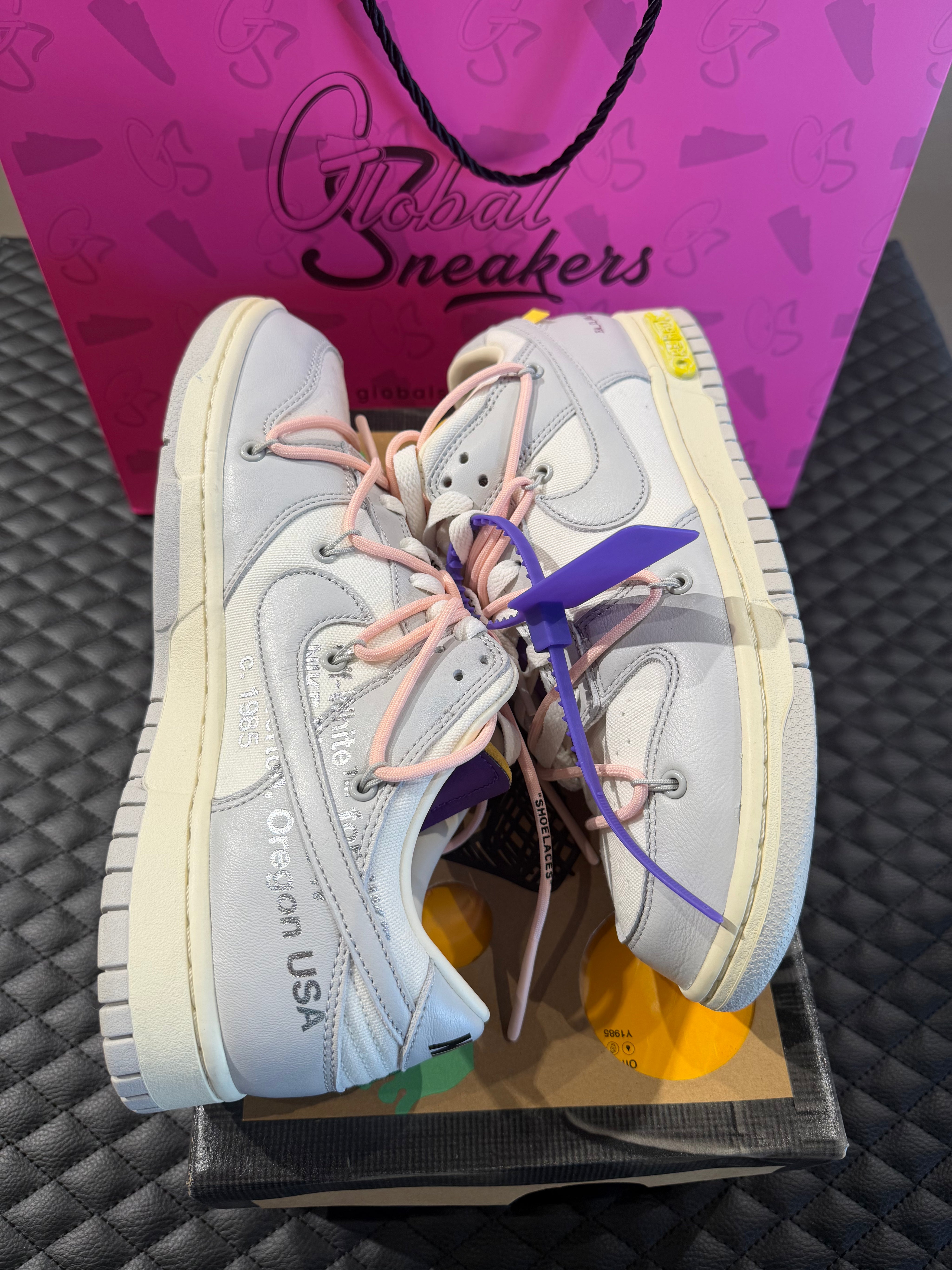 Sneakers Nike Dunk Low Off-White Lot 24 en cuir gris avec double laçage, zip tie signature et condition 9,9 sur 10.