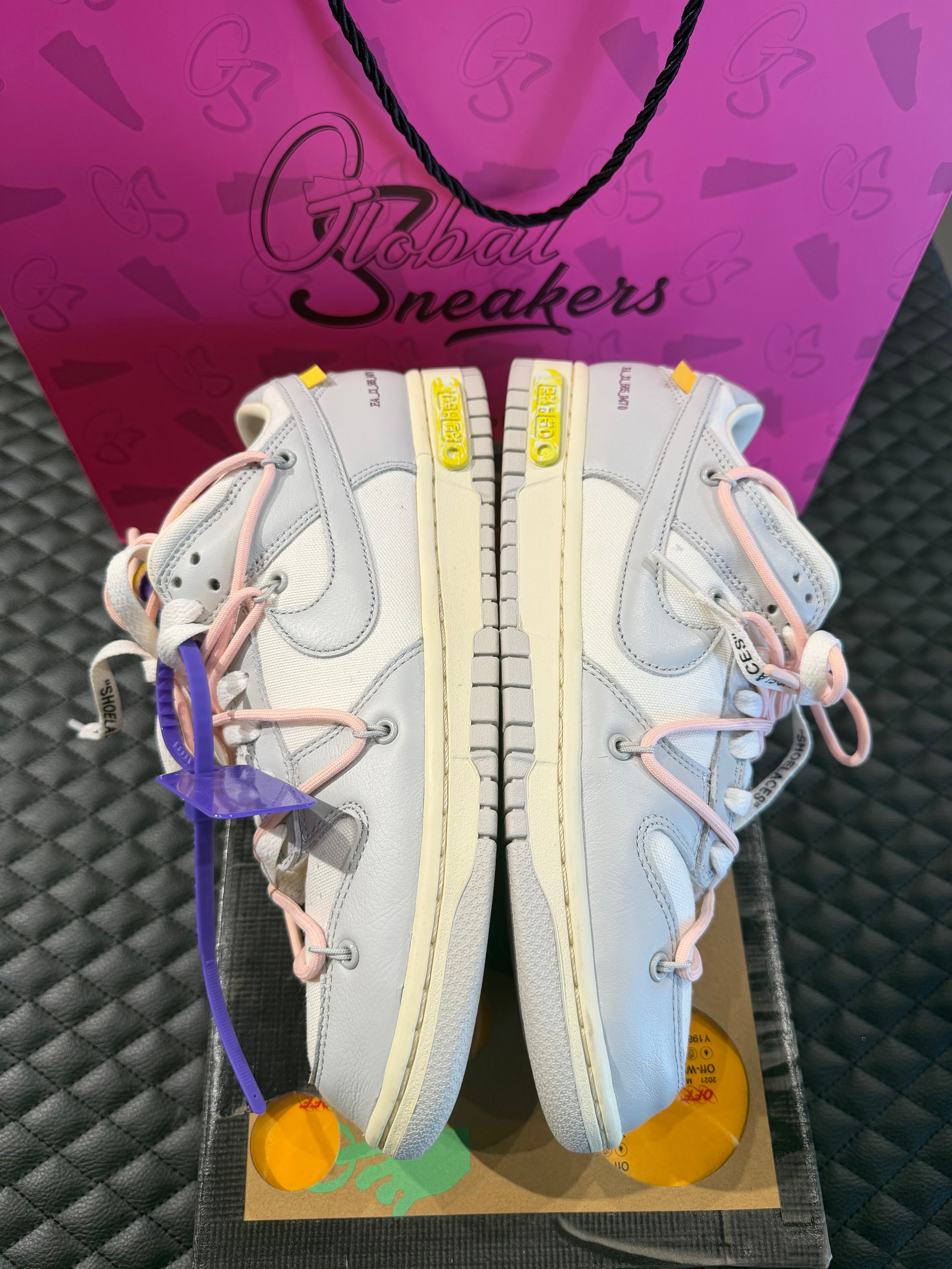 Sneakers Nike Dunk Low Off-White Lot 24 en cuir gris avec double laçage, zip tie signature et condition 9,9 sur 10.