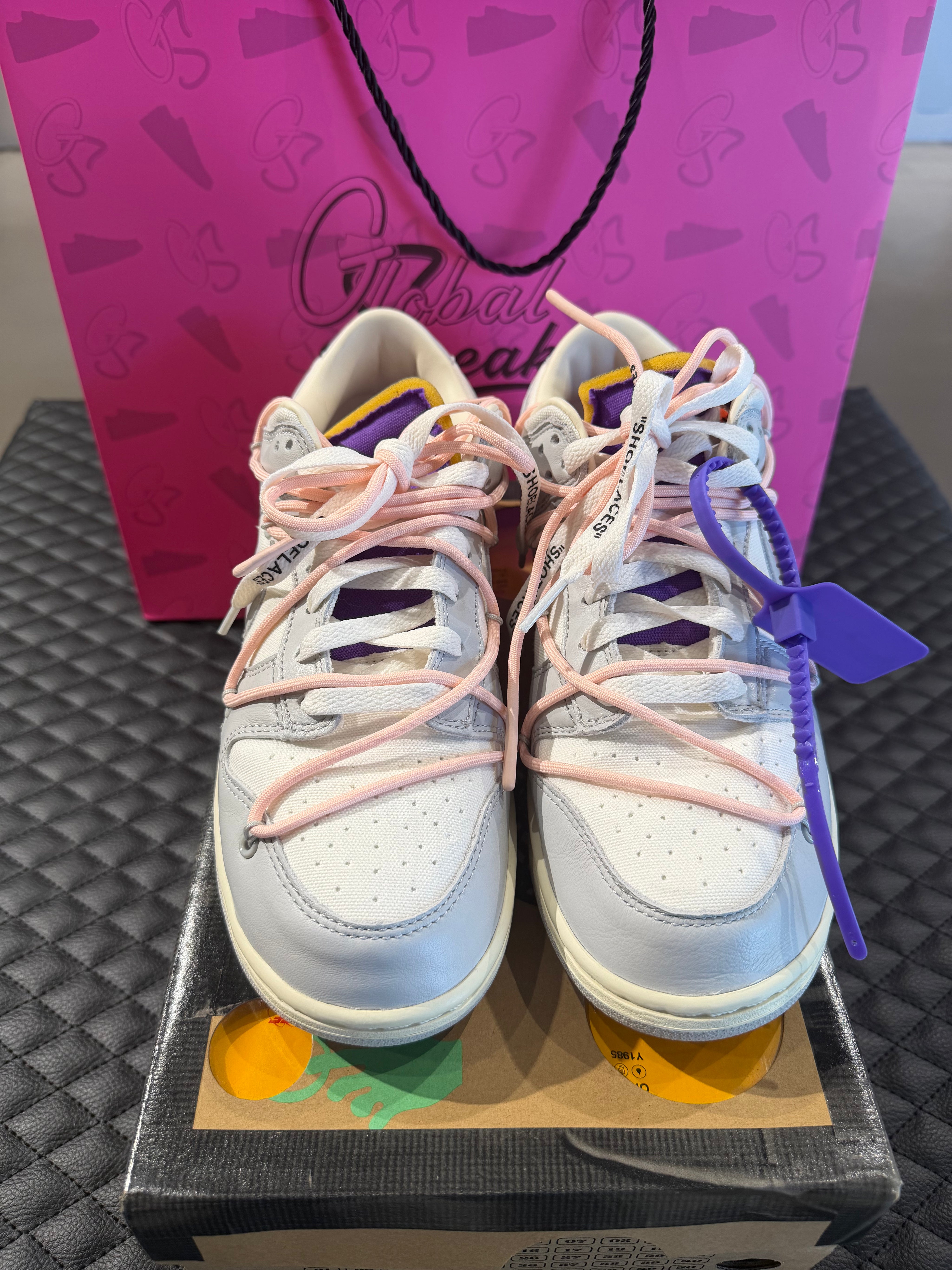 Sneakers Nike Dunk Low Off-White Lot 24 en cuir gris avec double laçage, zip tie signature et condition 9,9 sur 10.