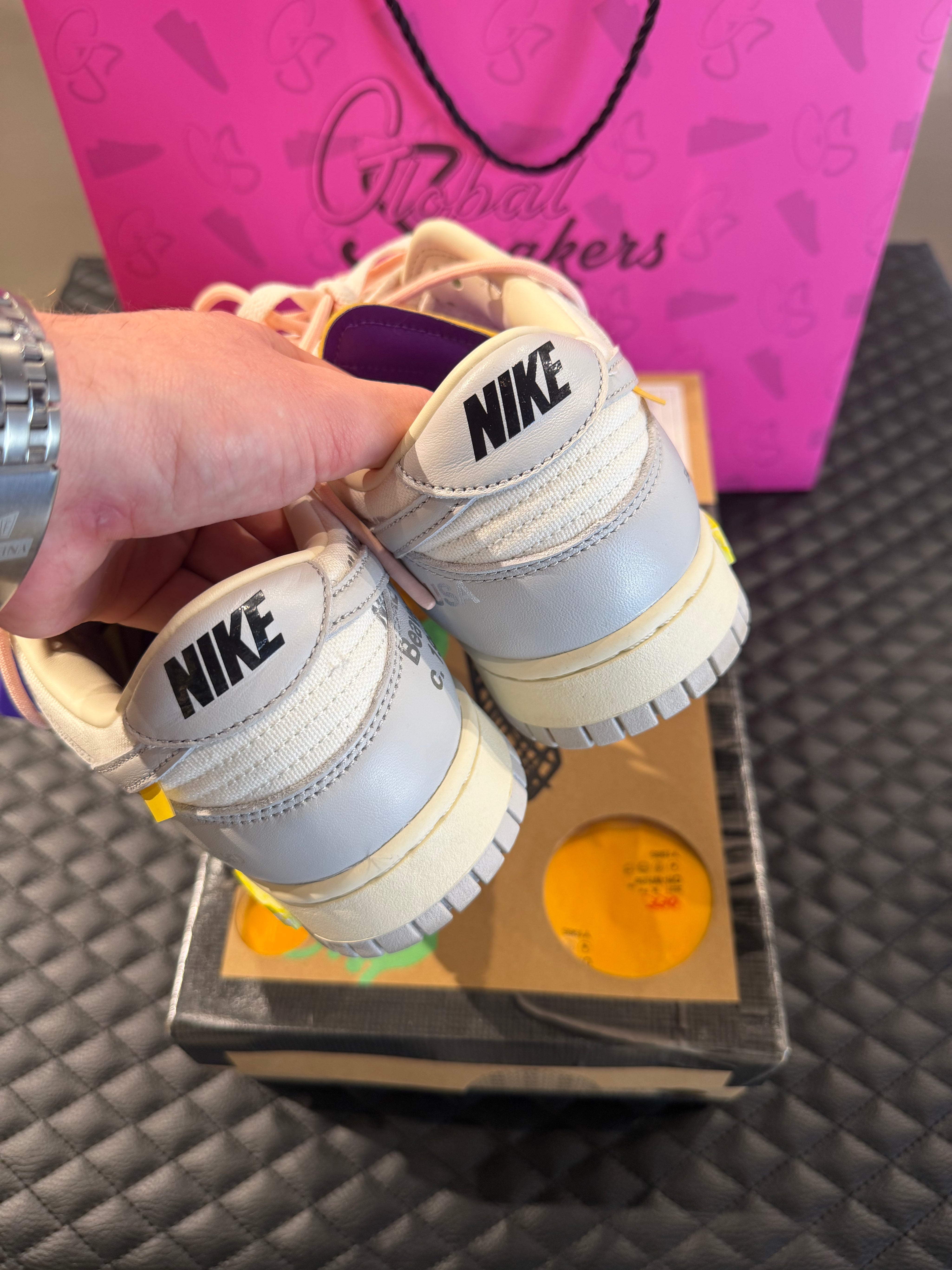Sneakers Nike Dunk Low Off-White Lot 24 en cuir gris avec double laçage, zip tie signature et condition 9,9 sur 10.