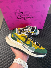 Sneaker Nike Vaporwaffle Sacai jaune et vert en mesh et suède avec double Swoosh et semelle épaisse design hybride iconique