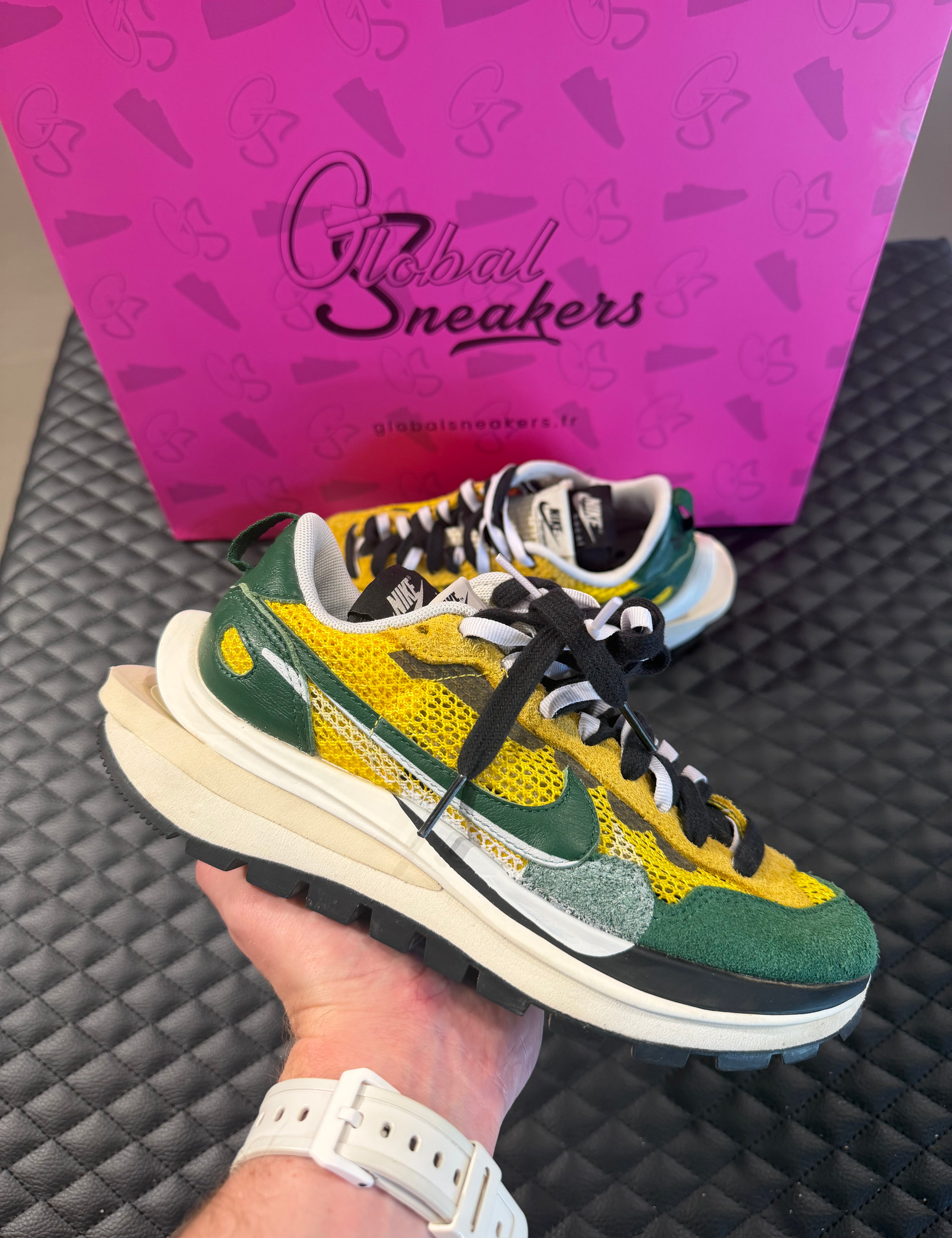 Sneaker Nike Vaporwaffle Sacai jaune et vert en mesh et suède avec double Swoosh et semelle épaisse design hybride iconique