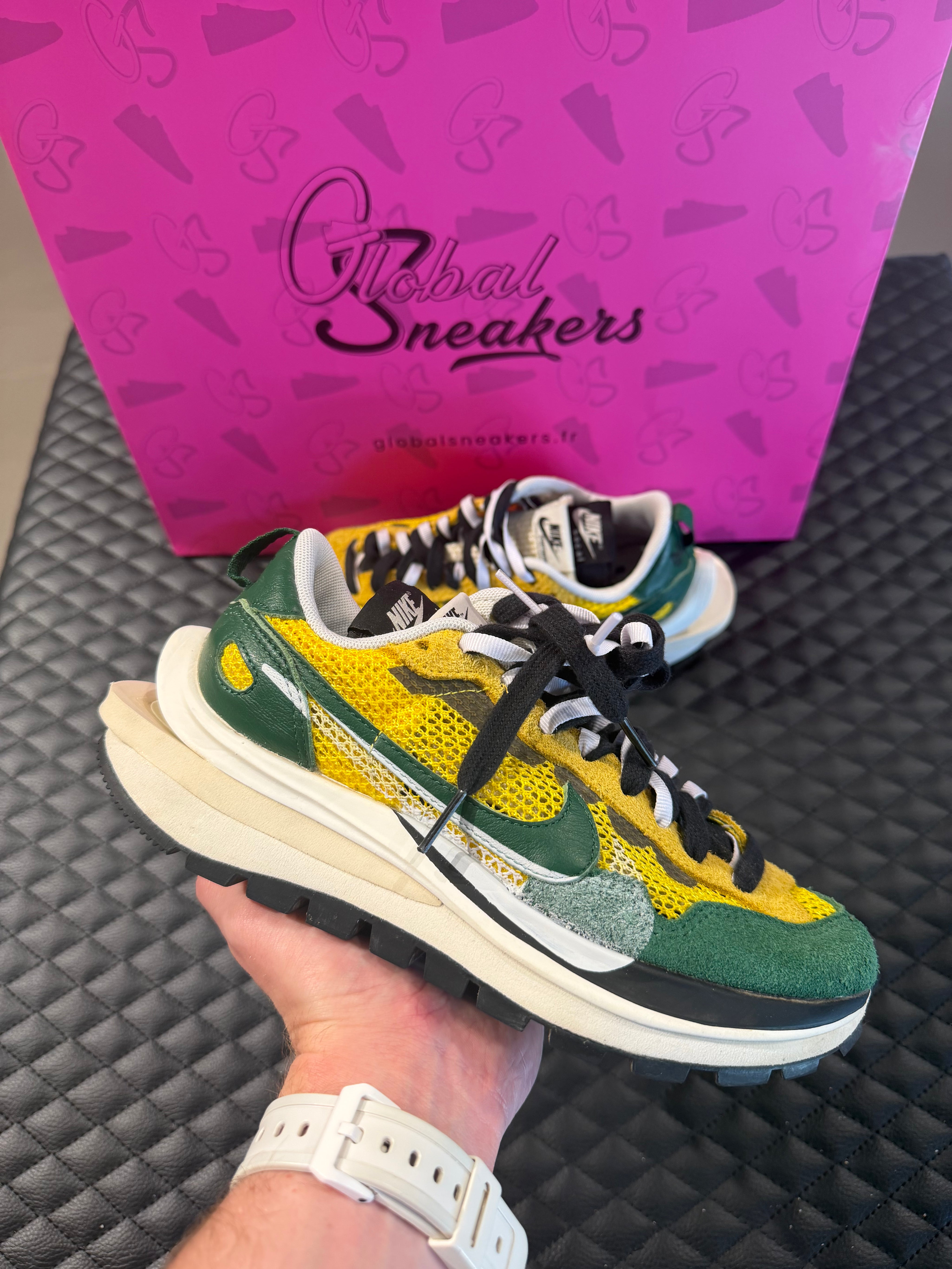 Sneaker Nike Vaporwaffle Sacai jaune et vert en mesh et suède avec double Swoosh et semelle épaisse design hybride iconique