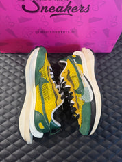 Sneaker Nike Vaporwaffle Sacai jaune et vert en mesh et suède avec double Swoosh et semelle épaisse design hybride iconique