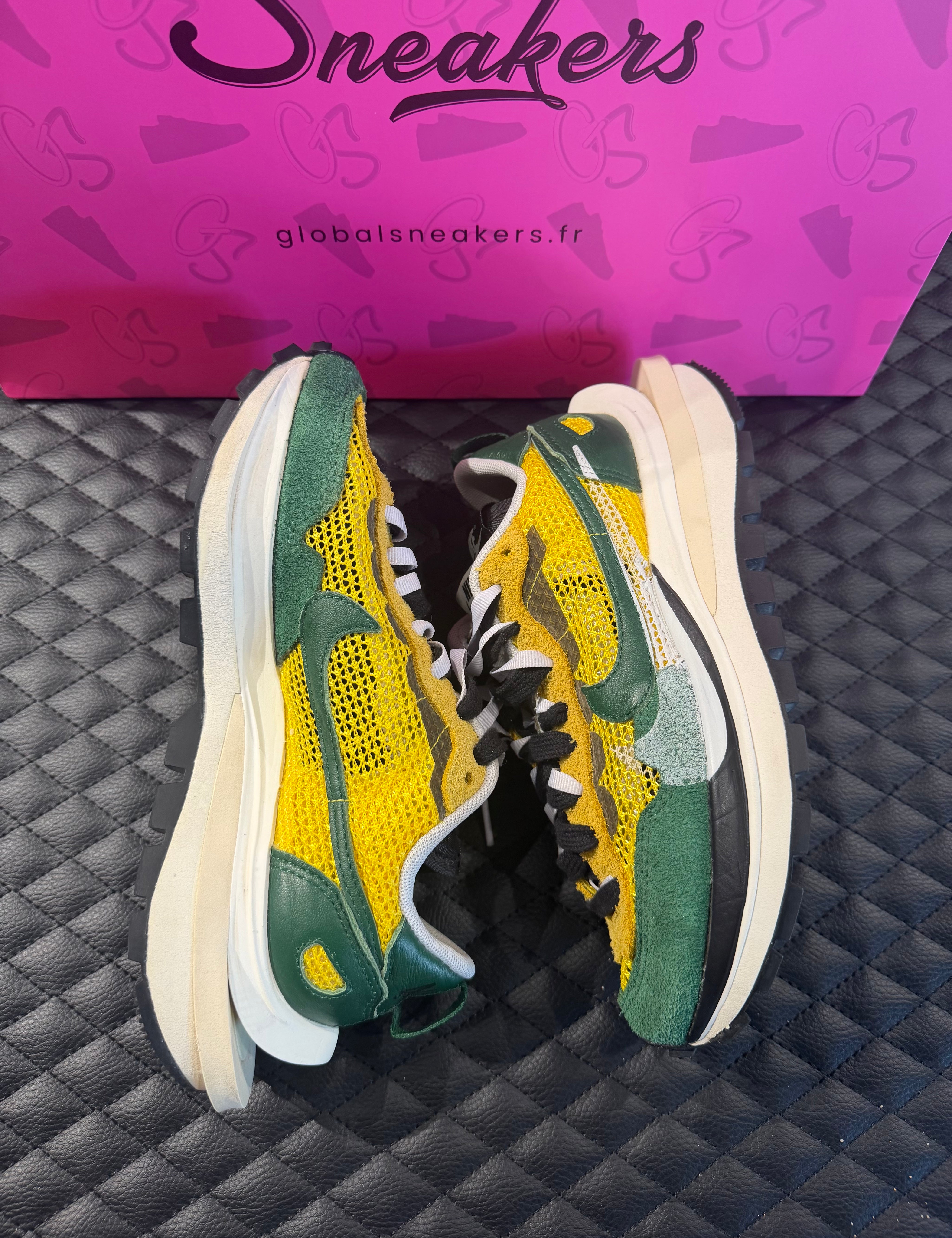 Sneaker Nike Vaporwaffle Sacai jaune et vert en mesh et suède avec double Swoosh et semelle épaisse design hybride iconique