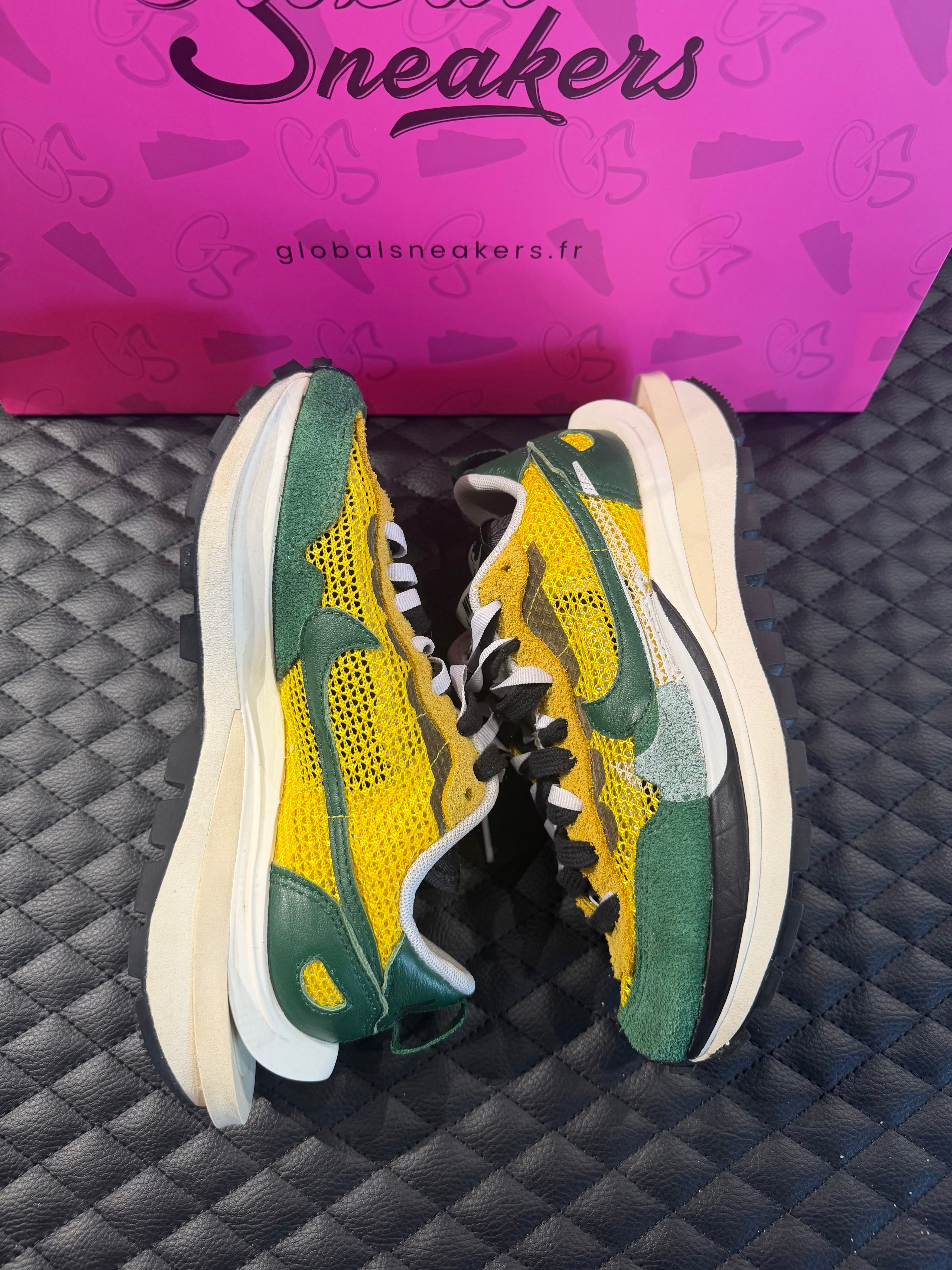 Sneaker Nike Vaporwaffle Sacai jaune et vert en mesh et suède avec double Swoosh et semelle épaisse design hybride iconique