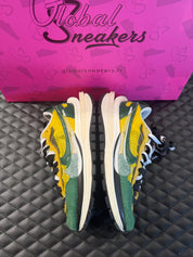 Sneaker Nike Vaporwaffle Sacai jaune et vert en mesh et suède avec double Swoosh et semelle épaisse design hybride iconique