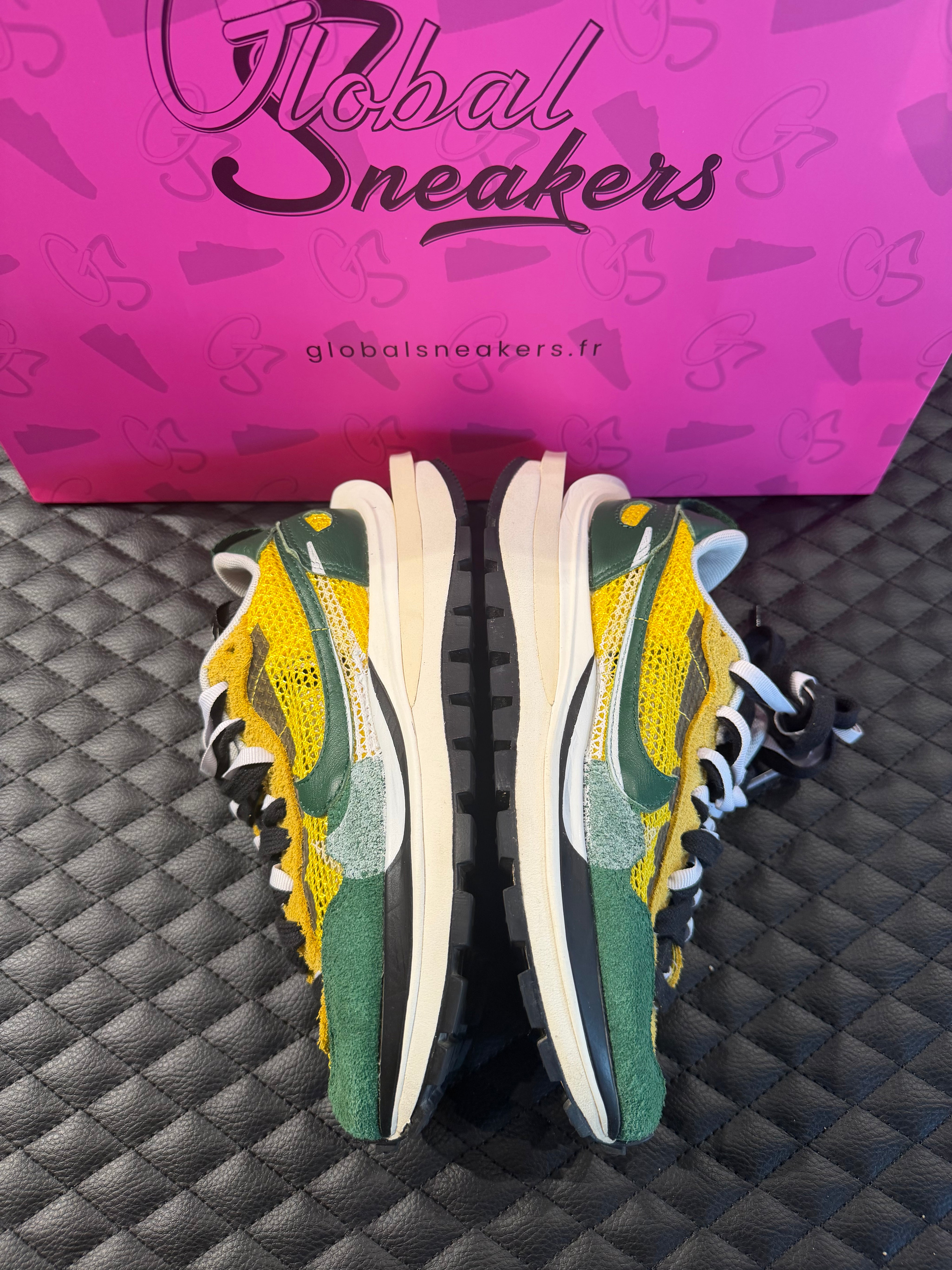 Sneaker Nike Vaporwaffle Sacai jaune et vert en mesh et suède avec double Swoosh et semelle épaisse design hybride iconique